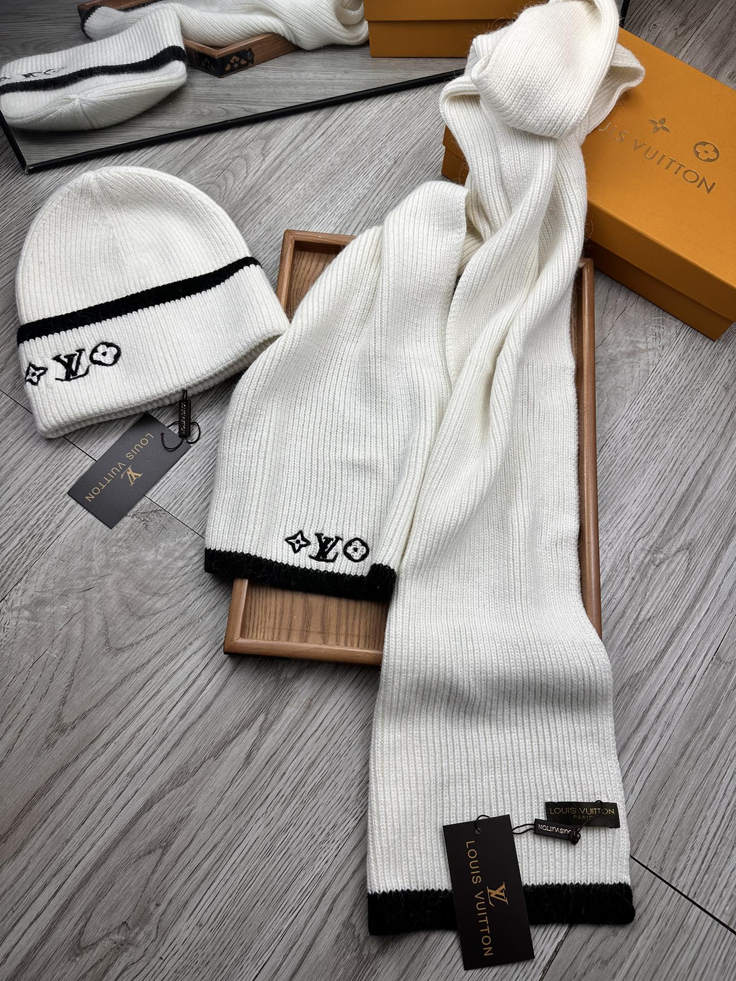 🌹。L家。【两件套-羊毛套装帽子】经典套装帽子！帽子➕围巾！70%羊毛+30%兔毛。暖暖哒超级舒服～冬日小姐姐减龄神器哦