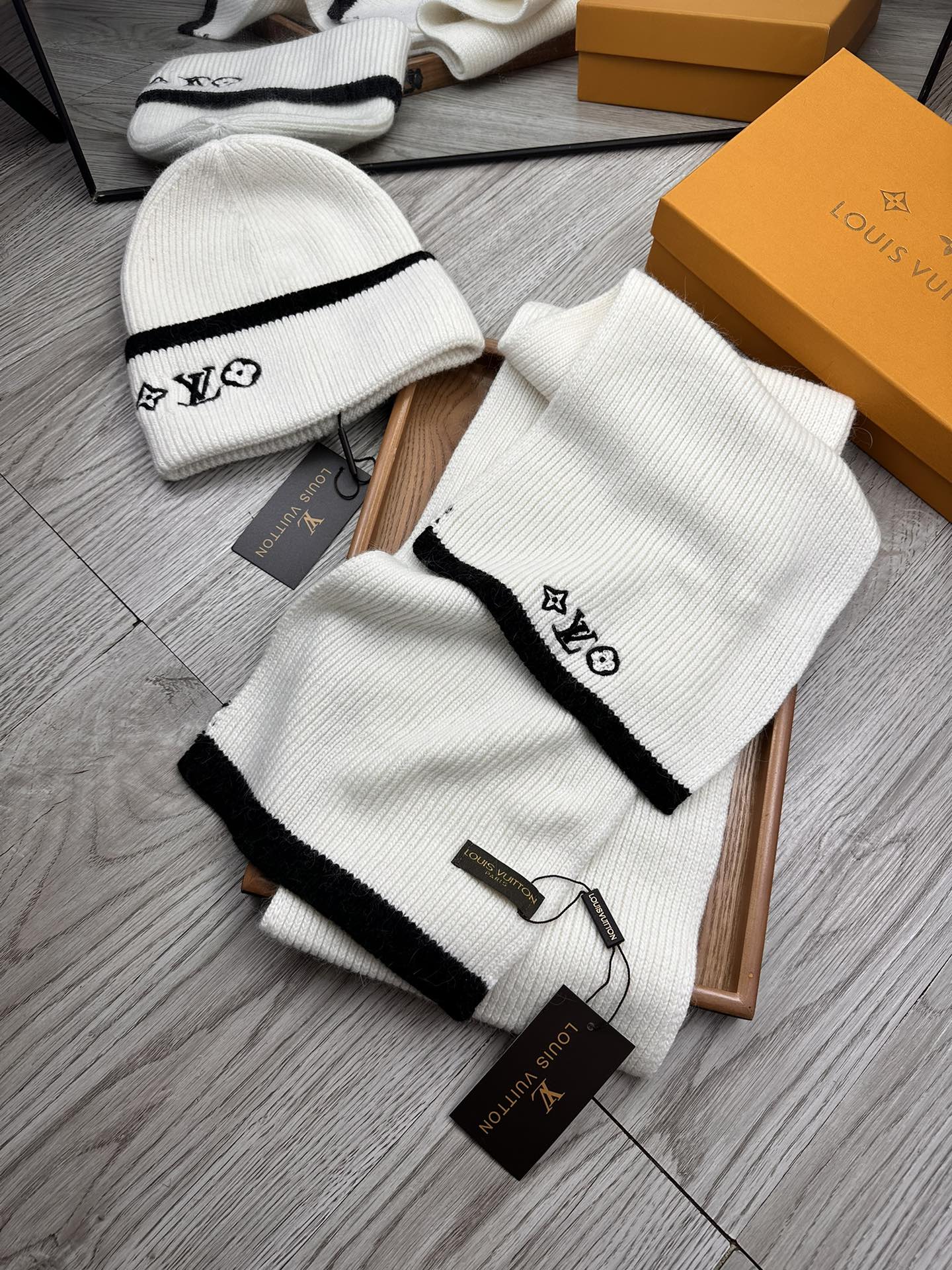 🌹。L家。【两件套-羊毛套装帽子】经典套装帽子！帽子➕围巾！70%羊毛+30%兔毛。暖暖哒超级舒服～冬日小姐姐减龄神器哦