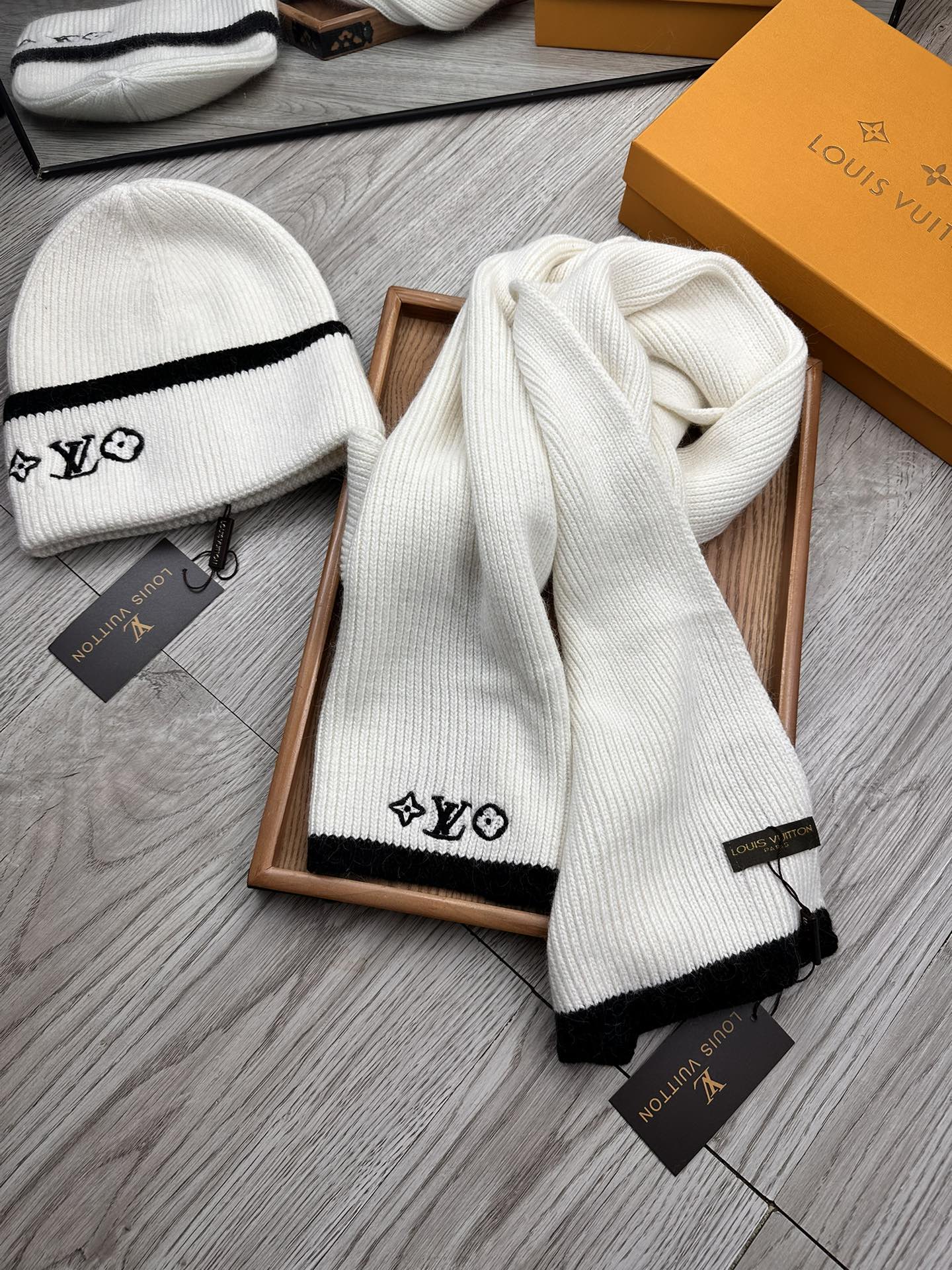 🌹。L家。【两件套-羊毛套装帽子】经典套装帽子！帽子➕围巾！70%羊毛+30%兔毛。暖暖哒超级舒服～冬日小姐姐减龄神器哦