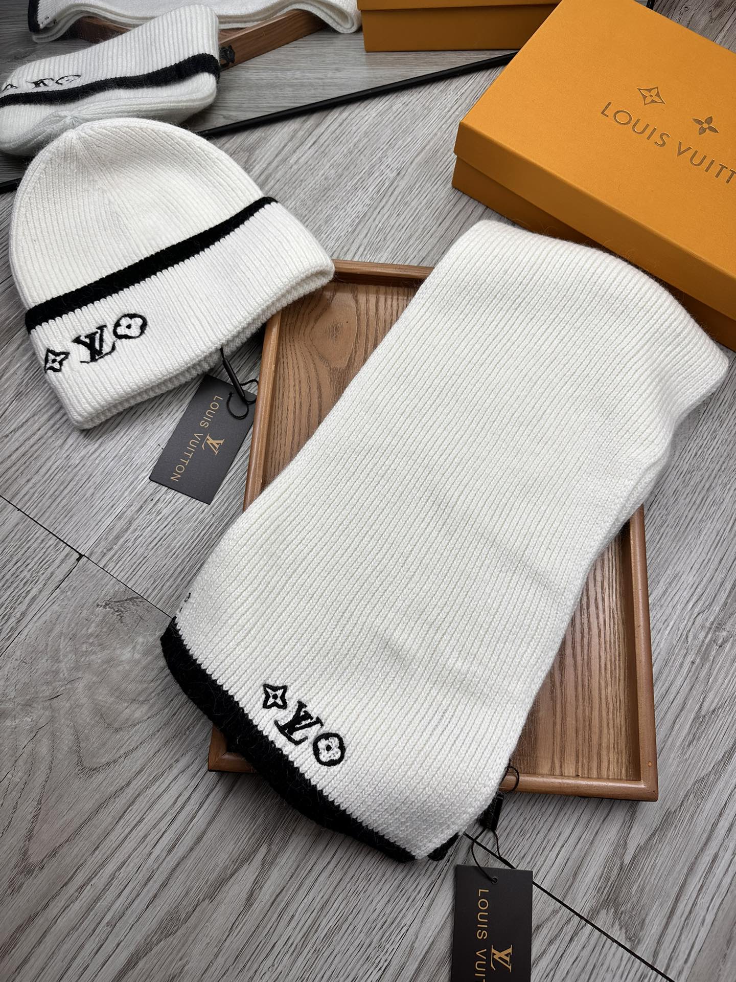 🌹。L家。【两件套-羊毛套装帽子】经典套装帽子！帽子➕围巾！70%羊毛+30%兔毛。暖暖哒超级舒服～冬日小姐姐减龄神器哦