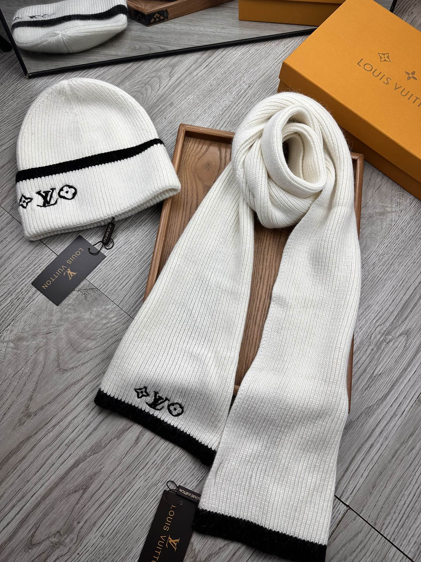 🌹。L家。【两件套-羊毛套装帽子】经典套装帽子！帽子➕围巾！70%羊毛+30%兔毛。暖暖哒超级舒服～冬日小姐姐减龄神器哦