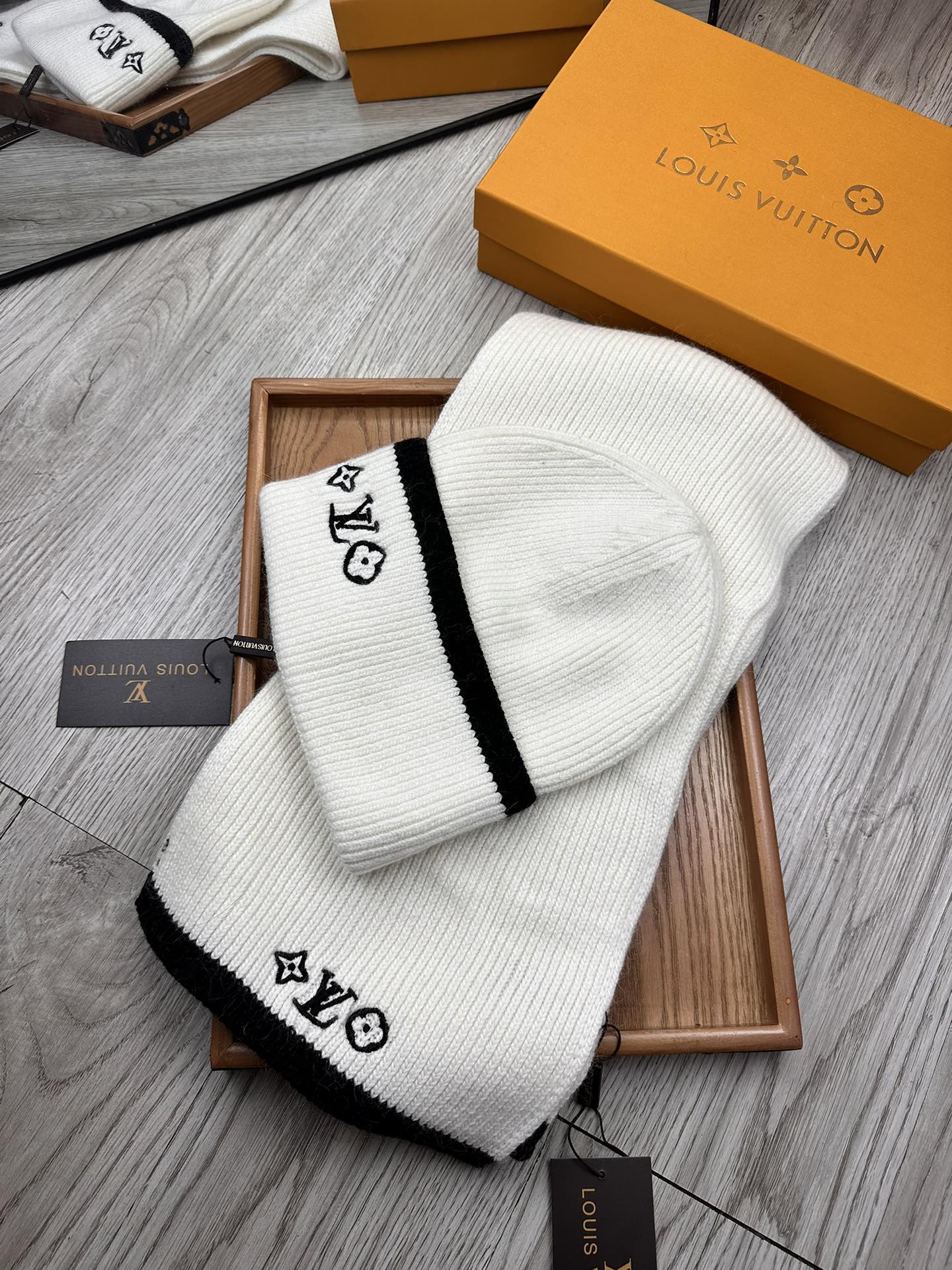 🌹。L家。【两件套-羊毛套装帽子】经典套装帽子！帽子➕围巾！70%羊毛+30%兔毛。暖暖哒超级舒服～冬日小姐姐减龄神器哦