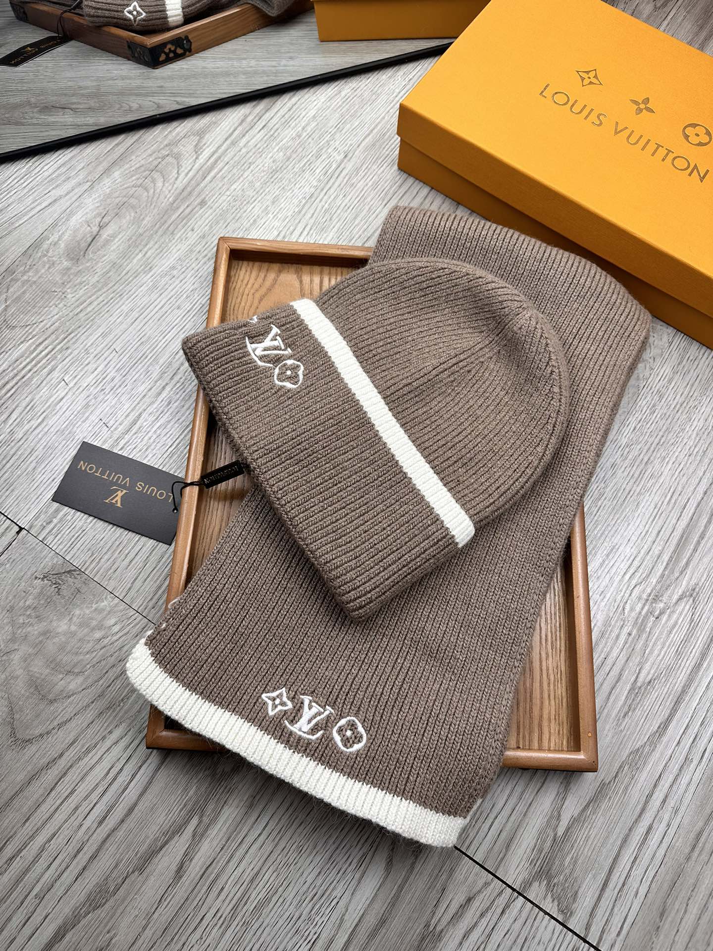 🌹。L家。【两件套-羊毛套装帽子】经典套装帽子！帽子➕围巾！70%羊毛+30%兔毛。暖暖哒超级舒服～冬日小姐姐减龄神器哦