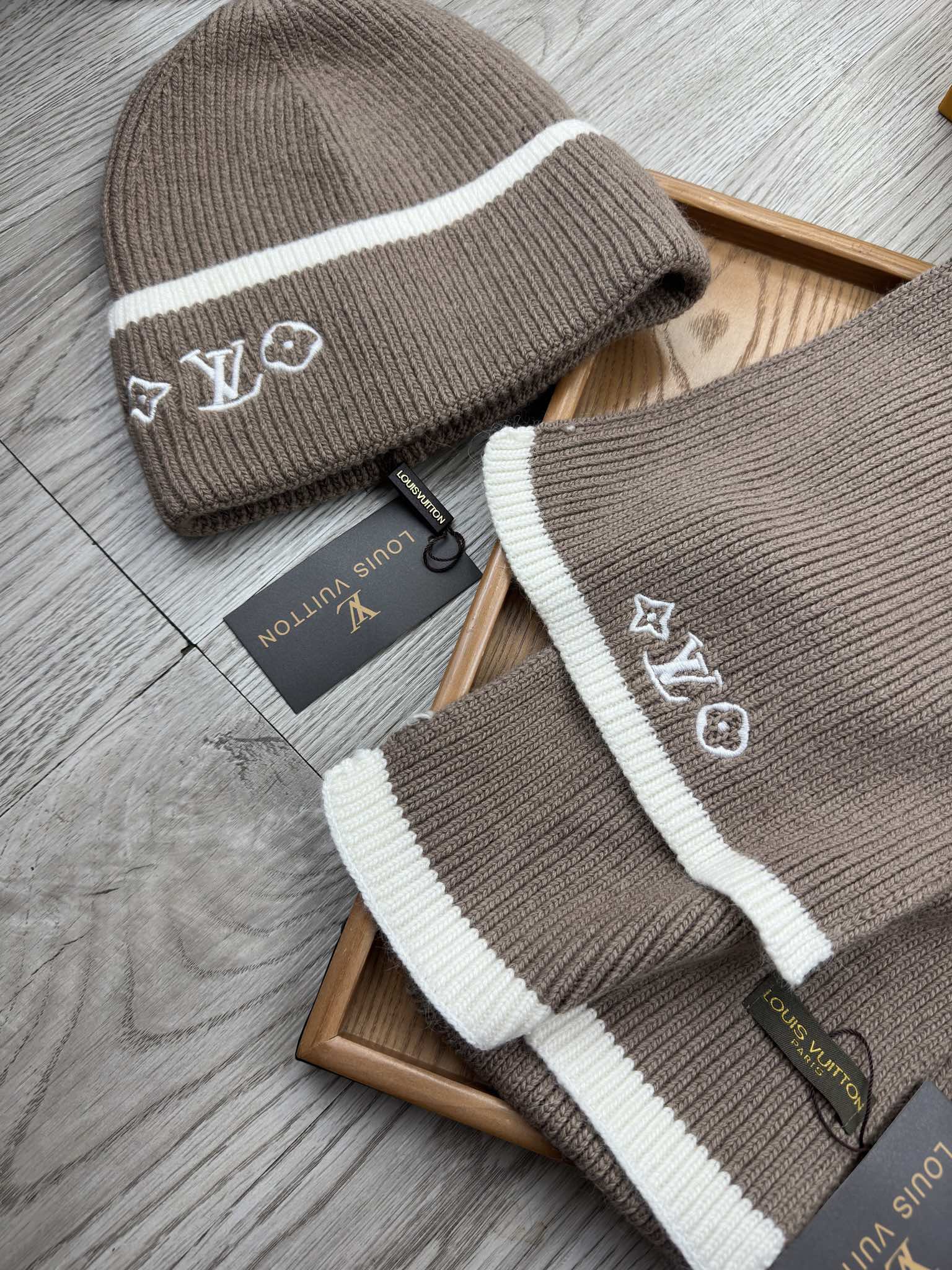 🌹。L家。【两件套-羊毛套装帽子】经典套装帽子！帽子➕围巾！70%羊毛+30%兔毛。暖暖哒超级舒服～冬日小姐姐减龄神器哦