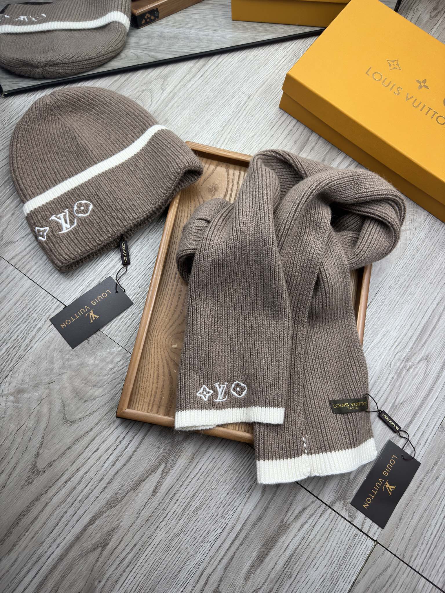 🌹。L家。【两件套-羊毛套装帽子】经典套装帽子！帽子➕围巾！70%羊毛+30%兔毛。暖暖哒超级舒服～冬日小姐姐减龄神器哦