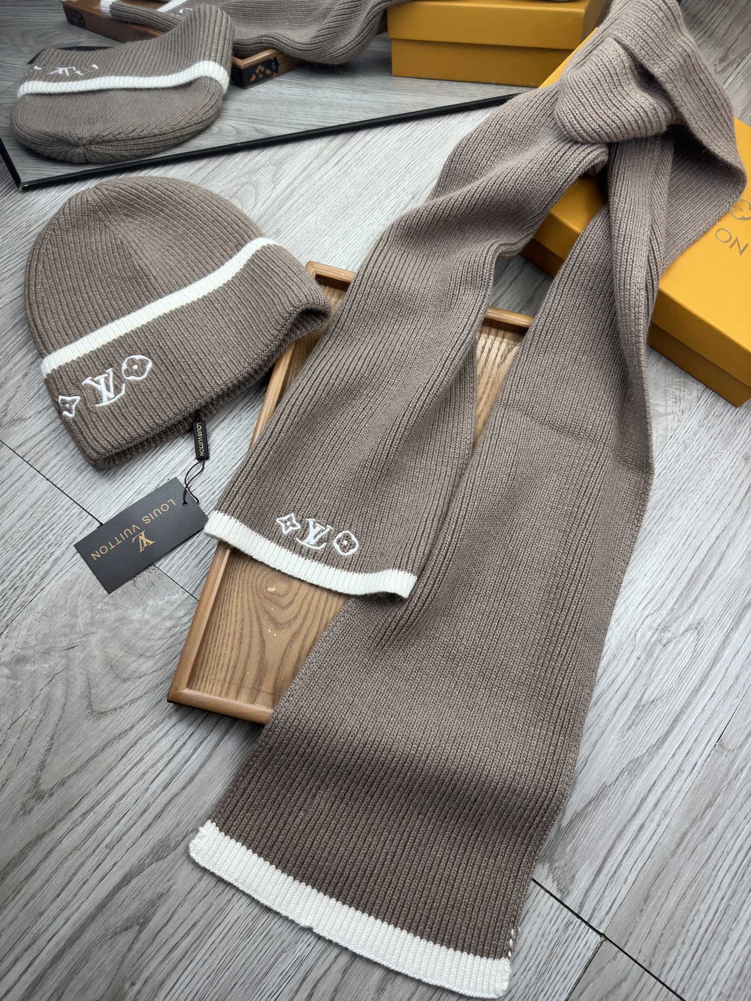 🌹。L家。【两件套-羊毛套装帽子】经典套装帽子！帽子➕围巾！70%羊毛+30%兔毛。暖暖哒超级舒服～冬日小姐姐减龄神器哦