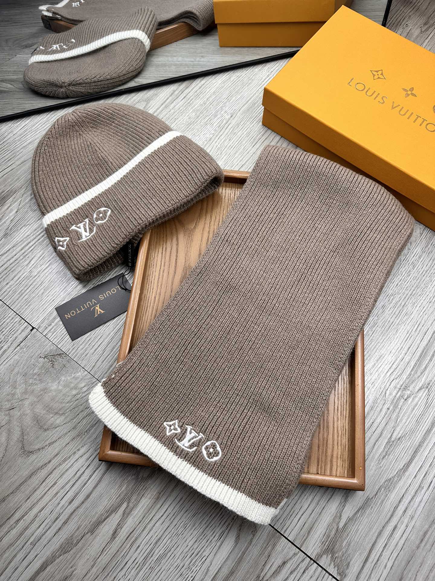 🌹。L家。【两件套-羊毛套装帽子】经典套装帽子！帽子➕围巾！70%羊毛+30%兔毛。暖暖哒超级舒服～冬日小姐姐减龄神器哦