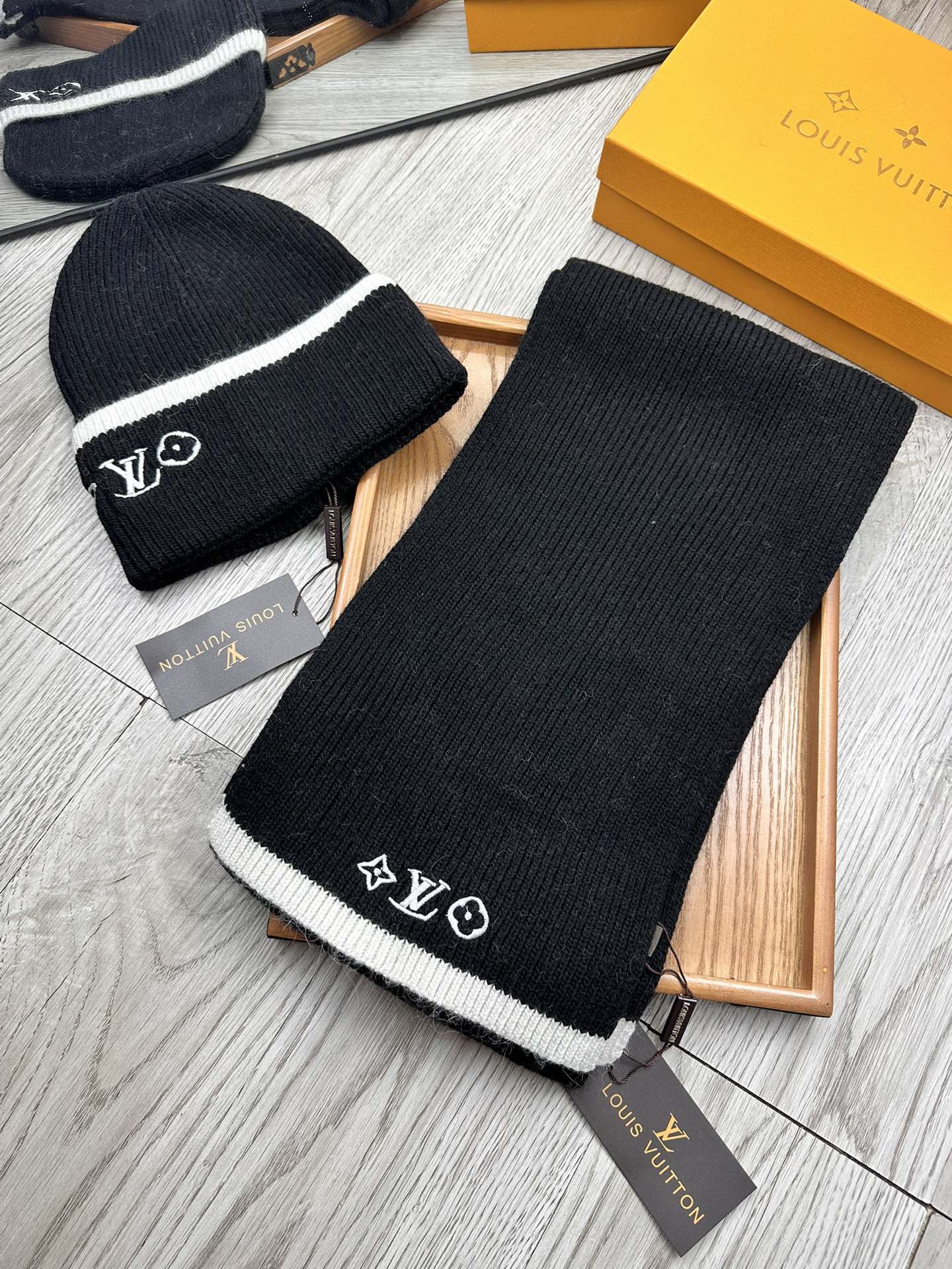 🌹。L家。【两件套-羊毛套装帽子】经典套装帽子！帽子➕围巾！70%羊毛+30%兔毛。暖暖哒超级舒服～冬日小姐姐减龄神器哦