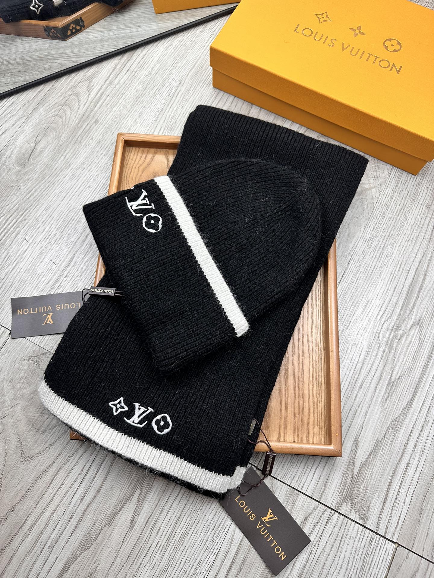 🌹。L家。【两件套-羊毛套装帽子】经典套装帽子！帽子➕围巾！70%羊毛+30%兔毛。暖暖哒超级舒服～冬日小姐姐减龄神器哦