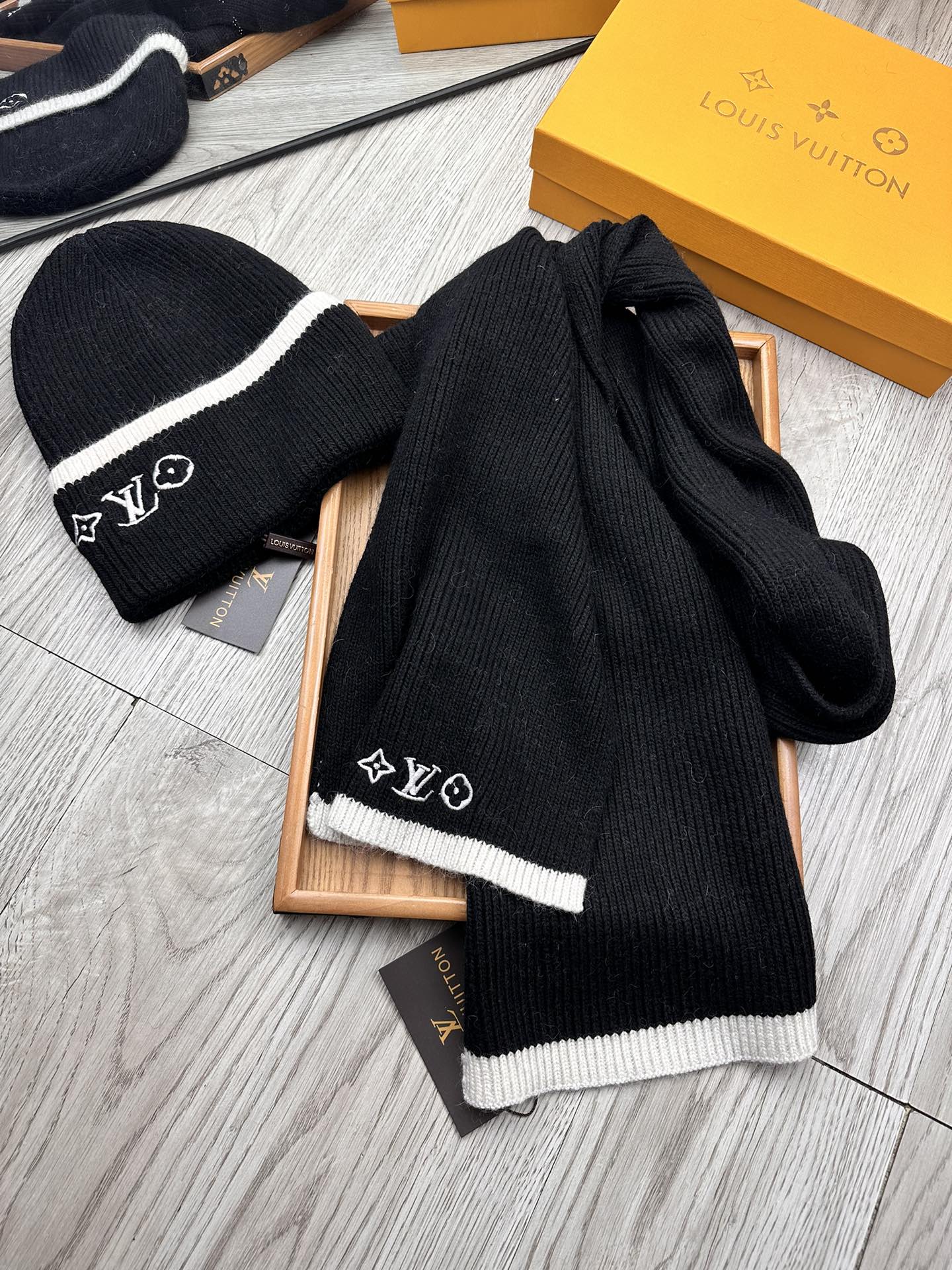 🌹。L家。【两件套-羊毛套装帽子】经典套装帽子！帽子➕围巾！70%羊毛+30%兔毛。暖暖哒超级舒服～冬日小姐姐减龄神器哦