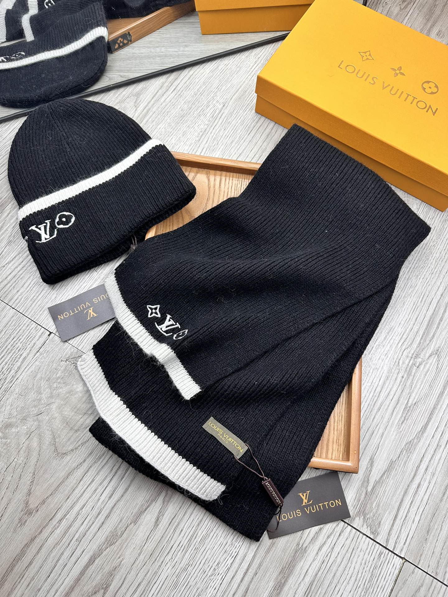 🌹。L家。【两件套-羊毛套装帽子】经典套装帽子！帽子➕围巾！70%羊毛+30%兔毛。暖暖哒超级舒服～冬日小姐姐减龄神器哦