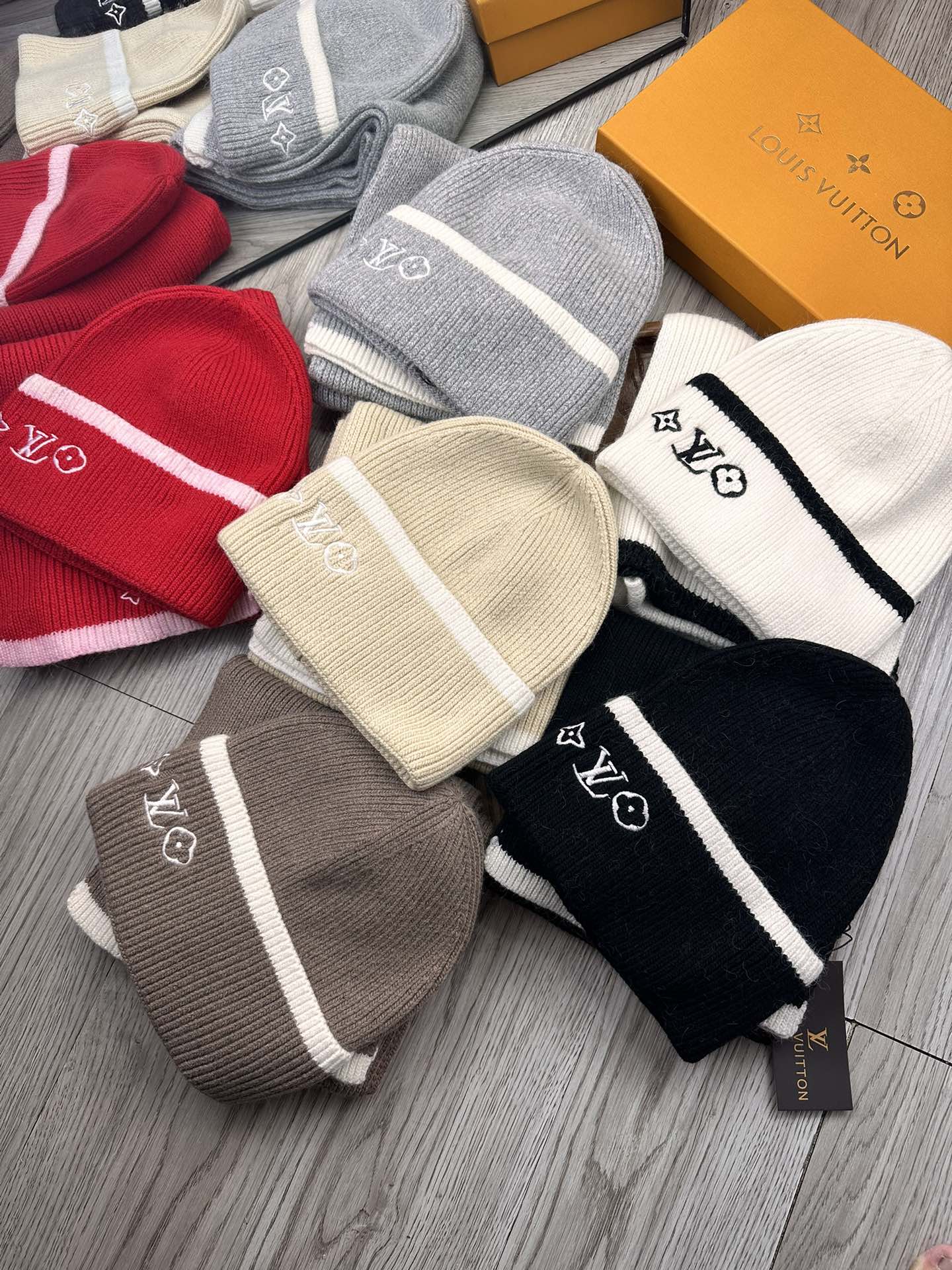 🌹。L家。【两件套-羊毛套装帽子】经典套装帽子！帽子➕围巾！70%羊毛+30%兔毛。暖暖哒超级舒服～冬日小姐姐减龄神器哦