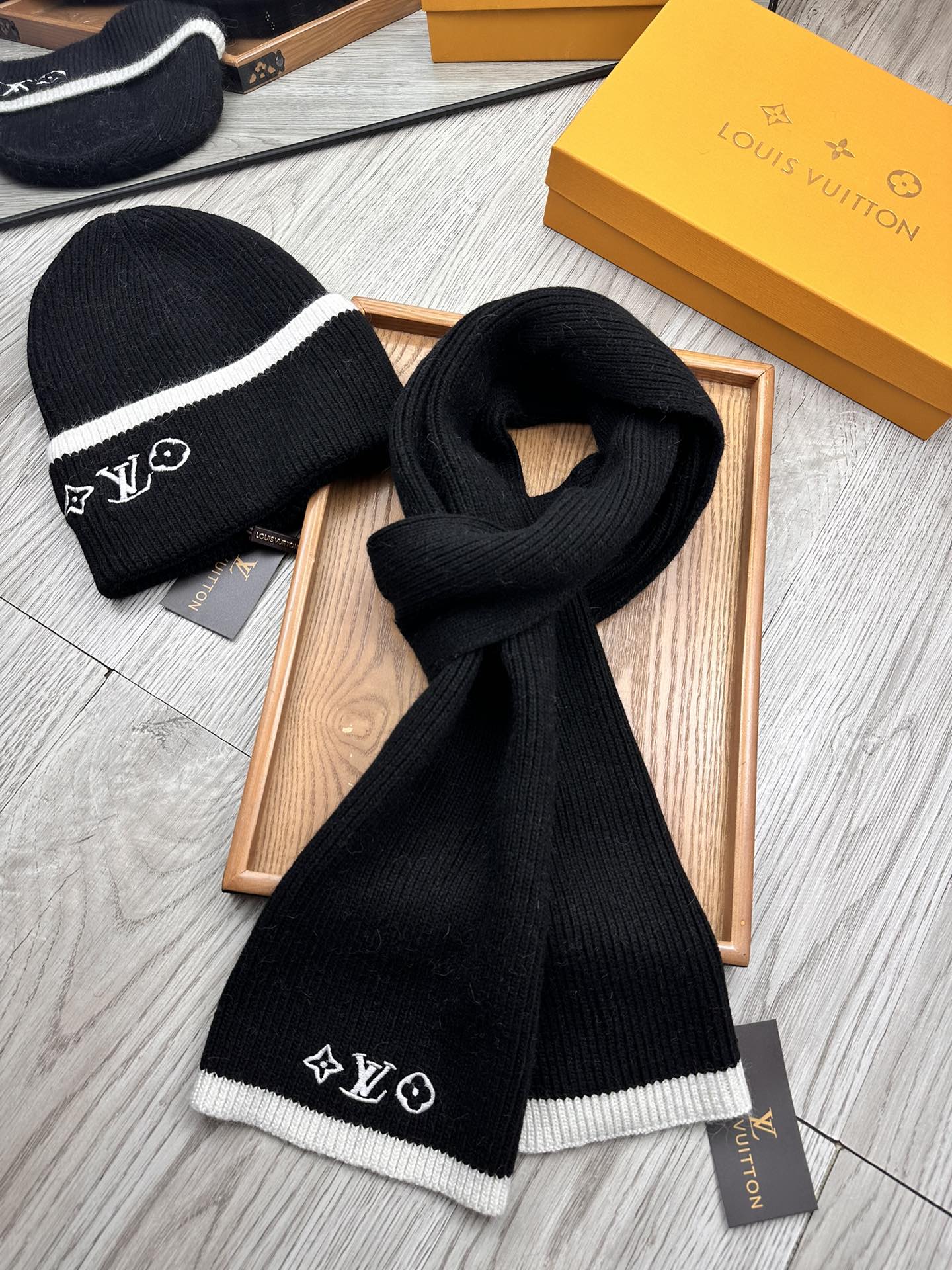 🌹。L家。【两件套-羊毛套装帽子】经典套装帽子！帽子➕围巾！70%羊毛+30%兔毛。暖暖哒超级舒服～冬日小姐姐减龄神器哦