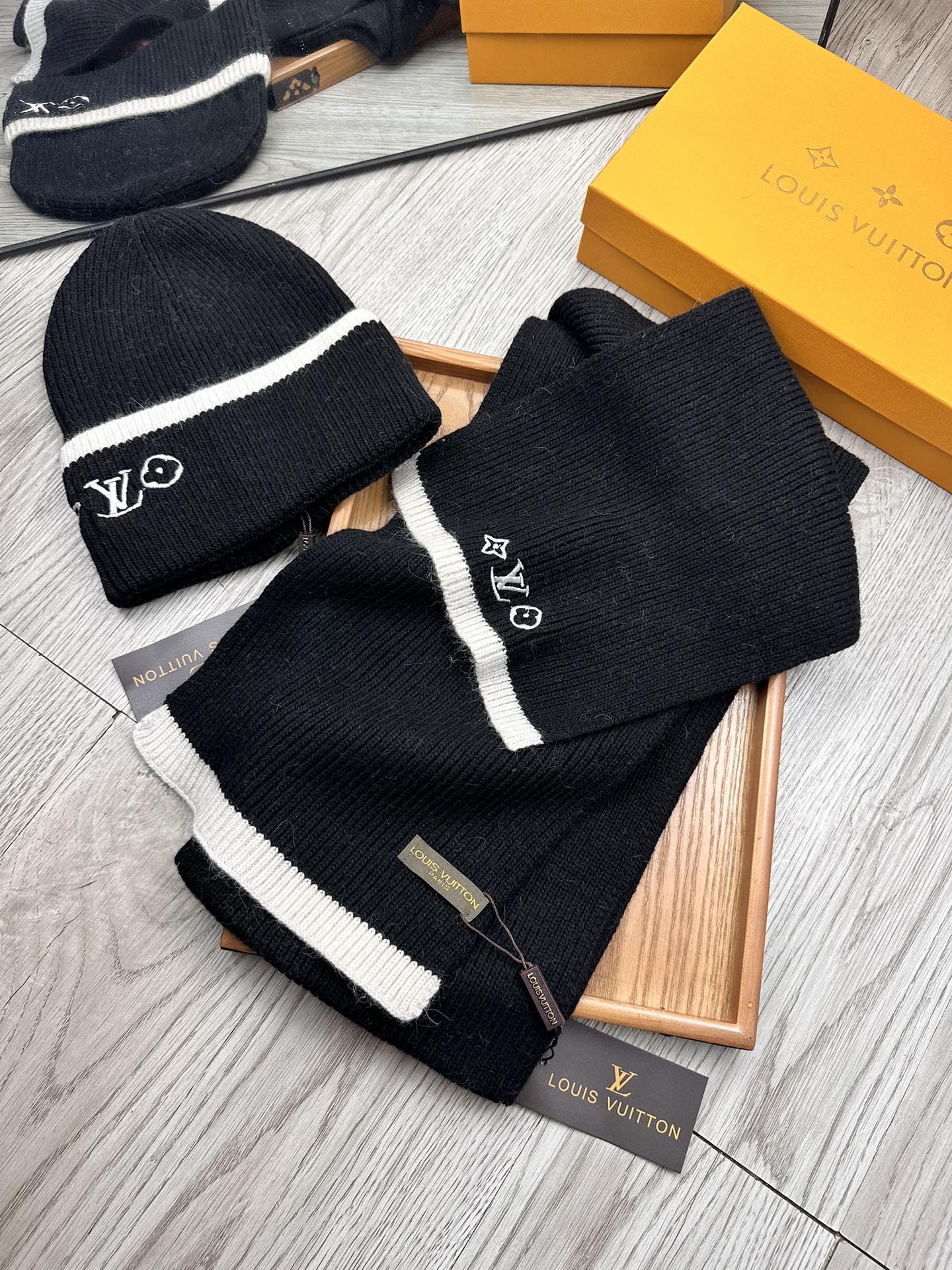 🌹。L家。【两件套-羊毛套装帽子】经典套装帽子！帽子➕围巾！70%羊毛+30%兔毛。暖暖哒超级舒服～冬日小姐姐减龄神器哦