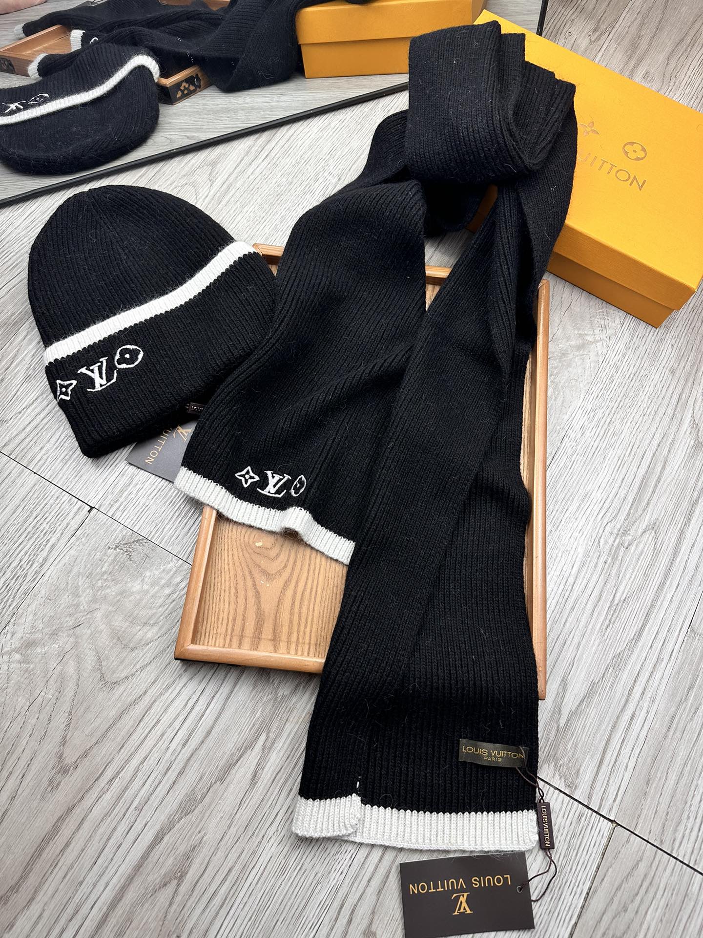🌹。L家。【两件套-羊毛套装帽子】经典套装帽子！帽子➕围巾！70%羊毛+30%兔毛。暖暖哒超级舒服～冬日小姐姐减龄神器哦