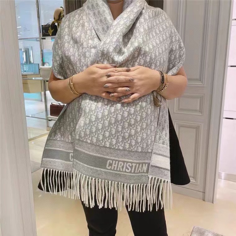 NO:663386,The latest fashionable scarves, synchronized counters. This year ours is really high-end, heavy-weight and top-quality products from the trading company channel [Item No. Batch 92E2***A**79]. When you touch the fabric, you will know that it is ZP’s touch. There are very few men’s models with family benefits. This one is considered popular.  The latest models in the D counter are the latest ones. Our quality is really amazing. Dior is still the most popular because of its awesome channel and was 'unspoken rules' by QC. It is pure and pure. The quantity is pitiful. There are genuine ones, but you can pull them out and compare them. The appearance of this kind really eliminates the disadvantages of purchasing on behalf of others.  Surprise~ You can feel the texture just by looking at the picture. The neat and clear dark pattern jacquard is the most classic and most suitable D family silk cashmere scarf. I love the fabric. The upper body effect is unparalleled, beautiful and simple, and the color is super nice. Everyone will like it. It has texture and is not ostentatious. I have taken pictures.  Cheng Zhong has been fascinated by the fabric texture and contrasting colors many times. This classic model is sold out every year in the counters. The fabric is provided by foreign suppliers. The cashmere is so delicate that I can take pictures with my mobile phone and it is amazing. It feels very soft and comfortable. The medium thickness is very comfortable on the neck. The size is 45x.  2 colors in stock high version scarf, high version scarf, dior, dior, real silk19860909最新时髦围巾,同步专柜今年我们的真的是高端Level,重磅极品贸易公司渠道货【货号批次92E2***A**79】面料一摸,你就知道是ZP的触感妥妥的家属福利少之又少的男款里,这个算流弊的.D专柜的最最新款了我们的品质真的绝了,还是之前那个牛逼的渠道被QC“潜规则”的Dior最最当红.纯纯纯原~数量少的可怜有正品的尽管拉出来PK一下这样的品相真的是免代购妥妥的流弊,惊喜~看图片就能感受到质感,暗纹提花的工整清晰最最经典也是最适合的D家真丝羊绒围巾.非常正面料大爱,上身效果无敌好看大气简约,超级好看的配色,任何人都会喜欢的款吧,有质感不张扬拍照过程中已经多次被面料质感和撞色的效果迷倒.这种经典款专柜年年脱销.面料是外方提供的,的羊绒这种细腻程度我用手机拍出来都能惊艳全场手感非常柔软舒服中等厚度,非常亲脖子的一款~尺寸规格45x 2色现货高版本围巾,高版本围巾,dior,dior,real silk,scarf