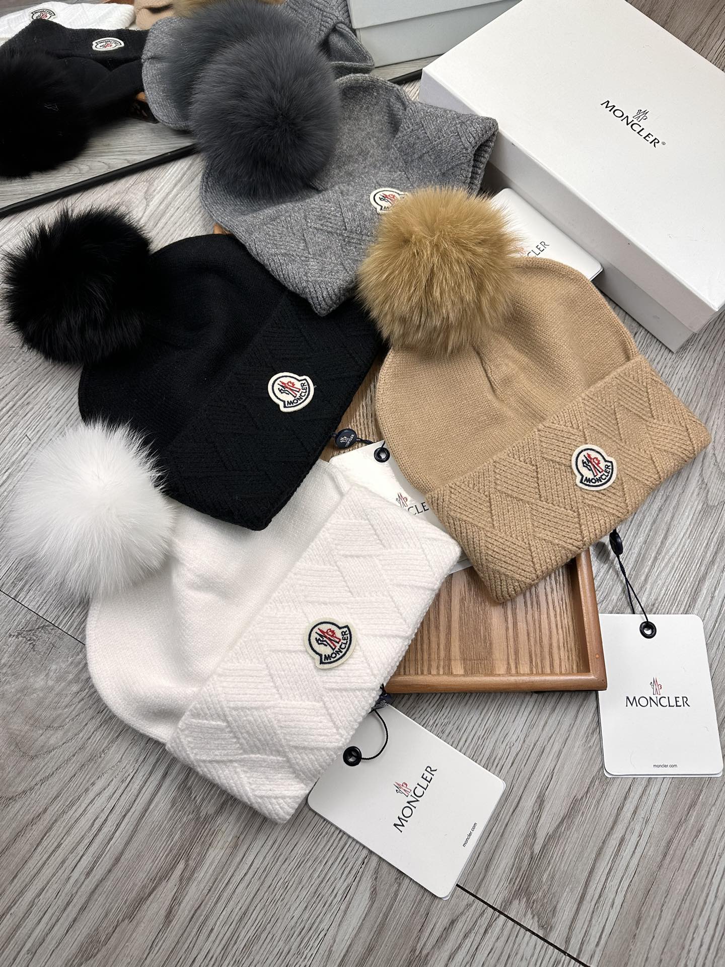 NO:189566,Special offer. Mask. Classic Mask leather label woolen hat!  My little sister’s favorite winter ~ It looks good with any clothes!  A cute and age-reducing style~ with many colors, versatile~ The fur ball is equipped with screened fur balls!  Instead of the cheap fake wool balls on the market!  The fur balls are very soft and shiny!  Get it quickly ~ Hat Fisherman's hat Baseball hat Knitted hat, hat, Moncler, espadrilles, hats19860909特价.蒙口.经典蒙口皮标毛线帽！小姐姐的冬日最爱～随便搭配什么衣服都好看！又减龄又显可爱的一款～颜色很多,随心百搭～毛球配的是筛选过的真狐狸毛球！而不是市面上那种便宜的假毛球！毛球非常柔软,有光泽！快快入手～帽子渔夫帽棒球帽针织帽,帽子,Moncler,espadrilles,hats,hat