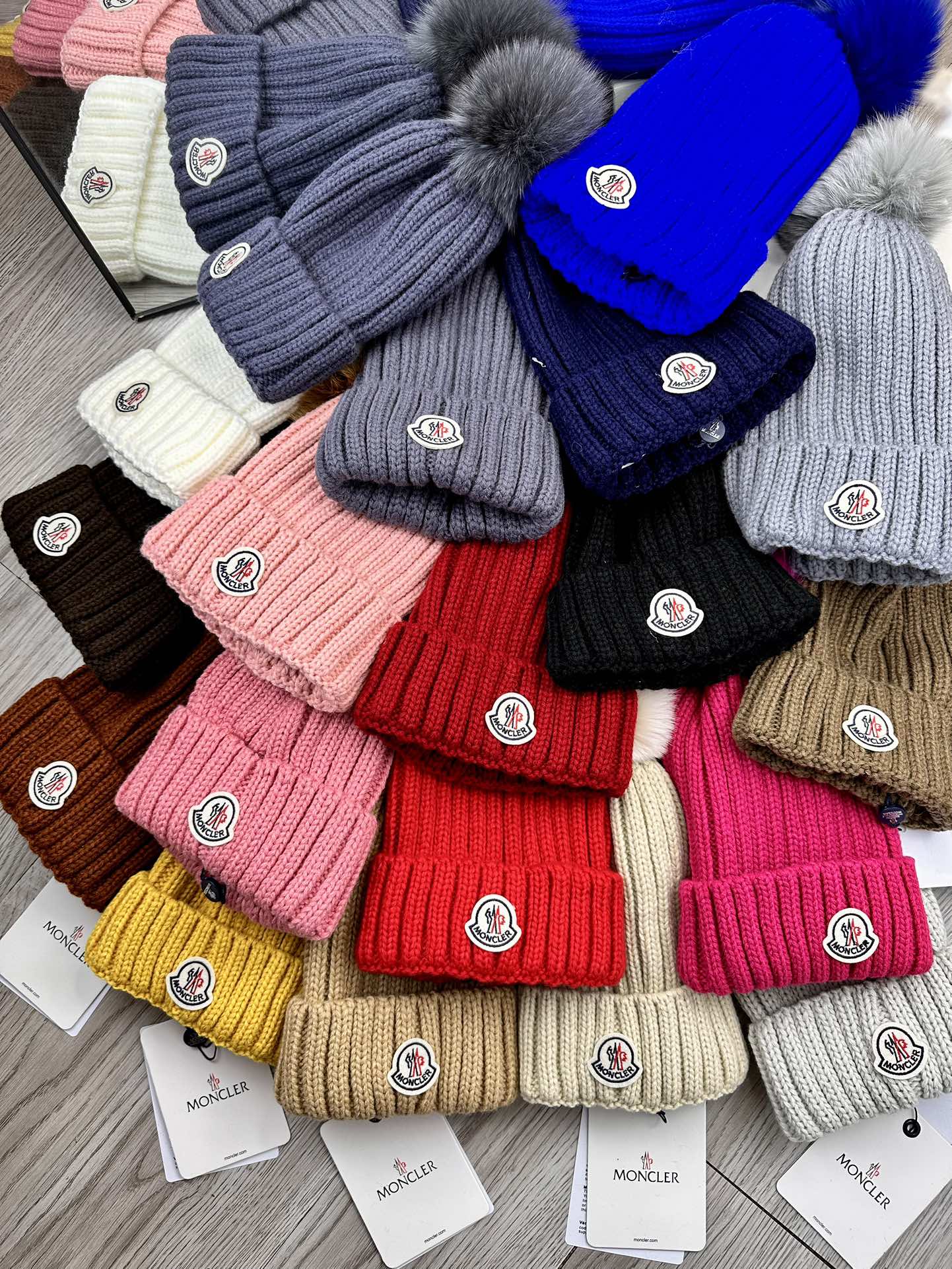 NO:189563,Super welfare. The mouth cover.【Super 20 colors!  】Classic cloth cover-mouthed wool knit hat!  My little sister’s favorite winter ~ It looks good with any clothes!  A cute and age-reducing style~ with many colors, versatile~ The fur ball is equipped with screened fur balls!  Instead of the cheap fake wool balls on the market!  The fur balls are very soft and shiny!  Get it quickly ~ Hat Fisherman's hat Baseball hat Knitted hat, hat, Moncler, espadrilles, hats19860909超级福利.蒙口.【超齐20色！】经典布标蒙口毛线针织帽子！小姐姐的冬日最爱～随便搭配什么衣服都好看！又减龄又显可爱的一款～颜色很多,随心百搭～毛球配的是筛选过的真狐狸毛球！而不是市面上那种便宜的假毛球！毛球非常柔软,有光泽！快快入手～帽子渔夫帽棒球帽针织帽,帽子,Moncler,espadrilles,hats,hat