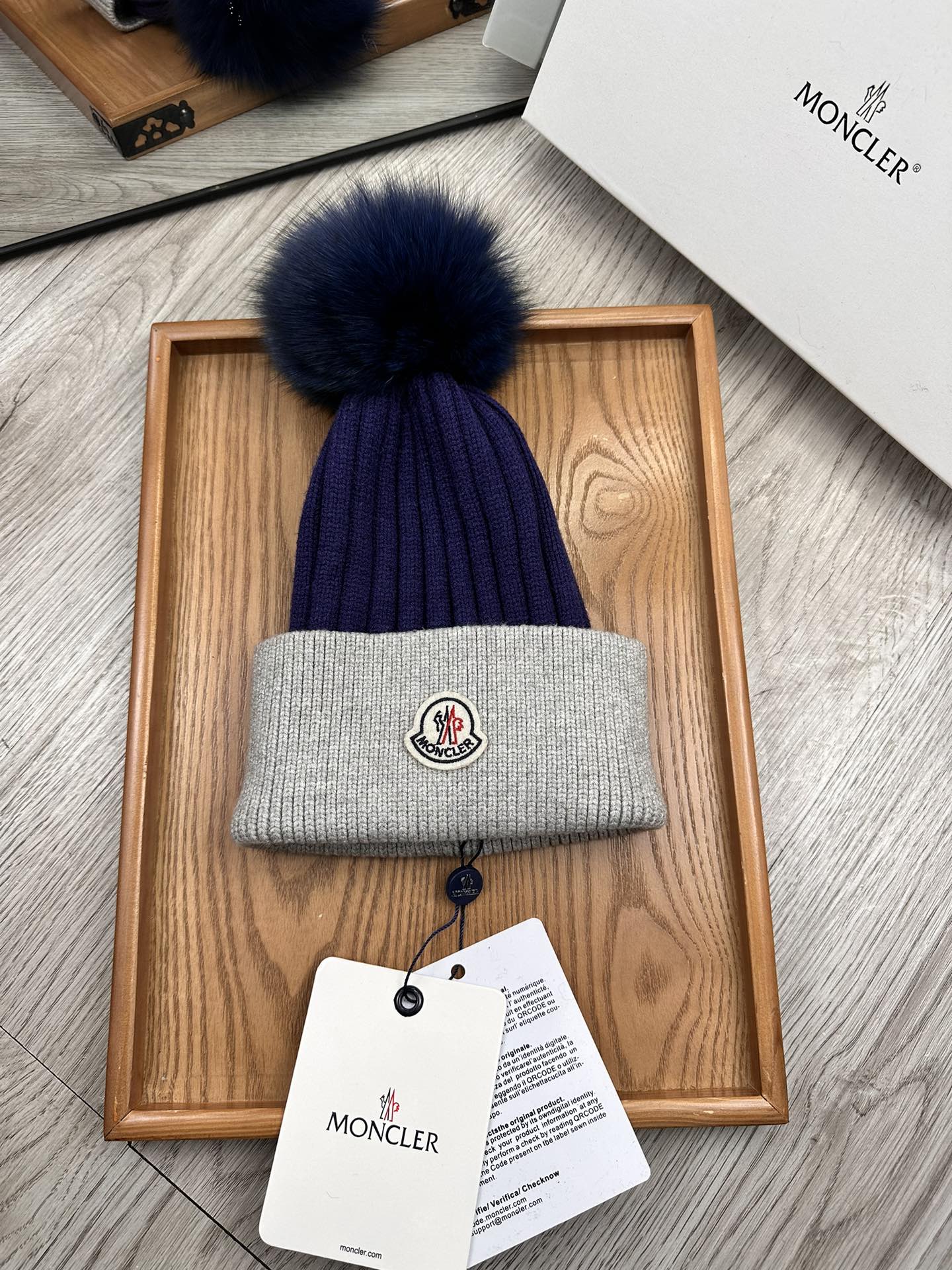 NO:215102,Super welfare. Mask. Classic cloth masked wool knitted hat!  My little sister’s favorite winter ~ It looks good with any clothes!  A cute and age-reducing style~ with many colors, versatile~ The fur ball is equipped with screened fur balls!  Instead of the cheap fake wool balls on the market!  The fur balls are very soft and shiny!  Get it quickly ~ Hat Fisherman's hat Baseball hat Knitted hat, hat, Moncler, espadrilles, hats19860909超级福利.蒙口.经典布标蒙口毛线针织帽子！小姐姐的冬日最爱～随便搭配什么衣服都好看！又减龄又显可爱的一款～颜色很多,随心百搭～毛球配的是筛选过的真狐狸毛球！而不是市面上那种便宜的假毛球！毛球非常柔软,有光泽！快快入手～帽子渔夫帽棒球帽针织帽,帽子,Moncler,espadrilles,hats,hat