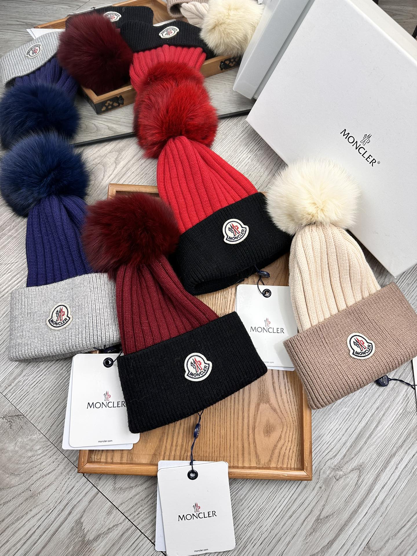 NO:189560,Super welfare. Mask. Classic cloth masked wool knitted hat!  My little sister’s favorite winter ~ It looks good with any clothes!  A cute and age-reducing style~ with many colors, versatile~ The fur ball is equipped with screened fur balls!  Instead of the cheap fake wool balls on the market!  The fur balls are very soft and shiny!  Get it quickly ~ Hat Fisherman's hat Baseball hat Knitted hat, hat, Moncler, espadrilles, hats19860909超级福利.蒙口.经典布标蒙口毛线针织帽子！小姐姐的冬日最爱～随便搭配什么衣服都好看！又减龄又显可爱的一款～颜色很多,随心百搭～毛球配的是筛选过的真狐狸毛球！而不是市面上那种便宜的假毛球！毛球非常柔软,有光泽！快快入手～帽子渔夫帽棒球帽针织帽,帽子,Moncler,espadrilles,hats,hat