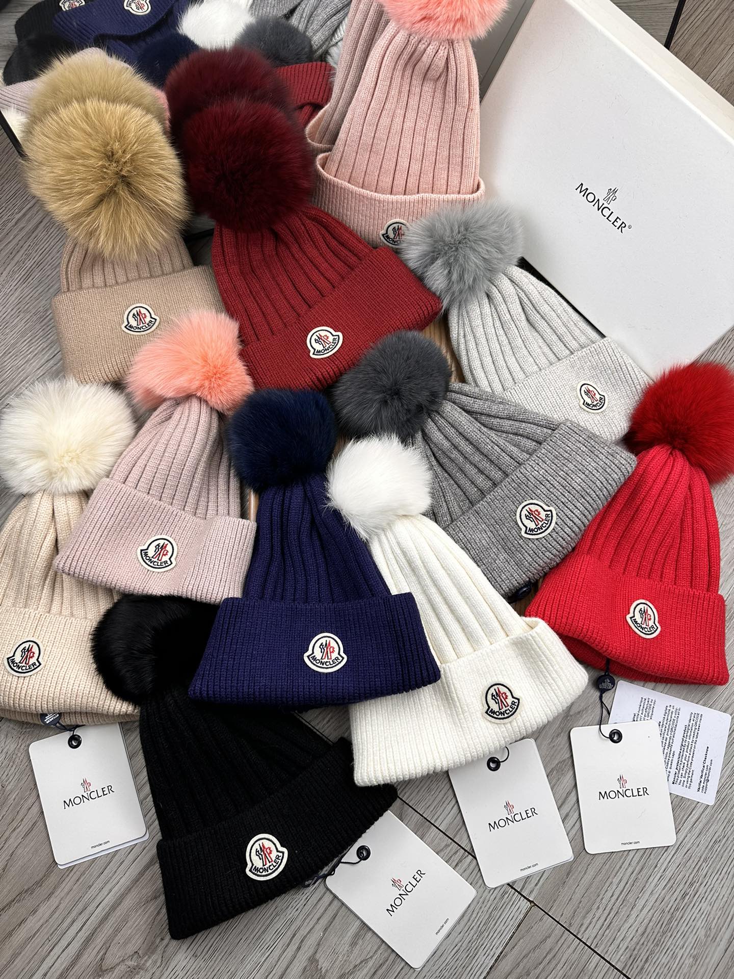 NO:189624,Super welfare. Mask. Classic cloth masked wool knitted hat!  My little sister’s favorite winter ~ It looks good with any clothes!  A cute and age-reducing style~ with many colors, versatile~ The fur ball is equipped with screened fur balls!  Instead of the cheap fake wool balls on the market!  The fur balls are very soft and shiny!  Get it quickly ~ Hat Fisherman's hat Baseball hat Knitted hat, hat, Moncler, espadrilles, hats19860909超级福利.蒙口.经典布标蒙口毛线针织帽子！小姐姐的冬日最爱～随便搭配什么衣服都好看！又减龄又显可爱的一款～颜色很多,随心百搭～毛球配的是筛选过的真狐狸毛球！而不是市面上那种便宜的假毛球！毛球非常柔软,有光泽！快快入手～帽子渔夫帽棒球帽针织帽,帽子,Moncler,espadrilles,hats,hat