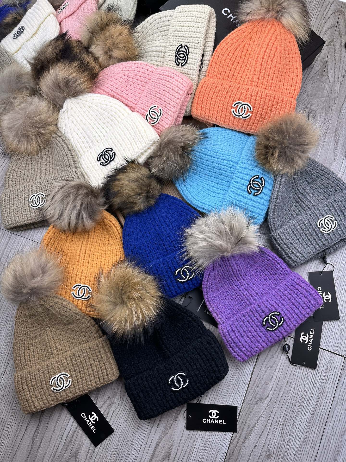 NO:189621,Special offer.C home. Knitted wool hat!  My little sister’s favorite winter ~ It looks good with any clothes!  A cute and age-reducing style~ with many colors, versatile~ The wool balls are equipped with the screened Luozi wool balls!  Instead of the cheap fake wool balls on the market!  The fur balls are very soft and shiny!  Get it quickly ~ Hat Fisherman's hat Baseball hat Knitted hat, hat, chanel, espadrilles, hats19860909特价.C家.针织毛线帽！小姐姐的冬日最爱～随便搭配什么衣服都好看！又减龄又显可爱的一款～颜色很多,随心百搭～毛球配的是筛选过的骆子毛毛球！而不是市面上那种便宜的假毛球！毛球非常柔软,有光泽！快快入手～帽子渔夫帽棒球帽针织帽,帽子,chanel,espadrilles,hats,hat