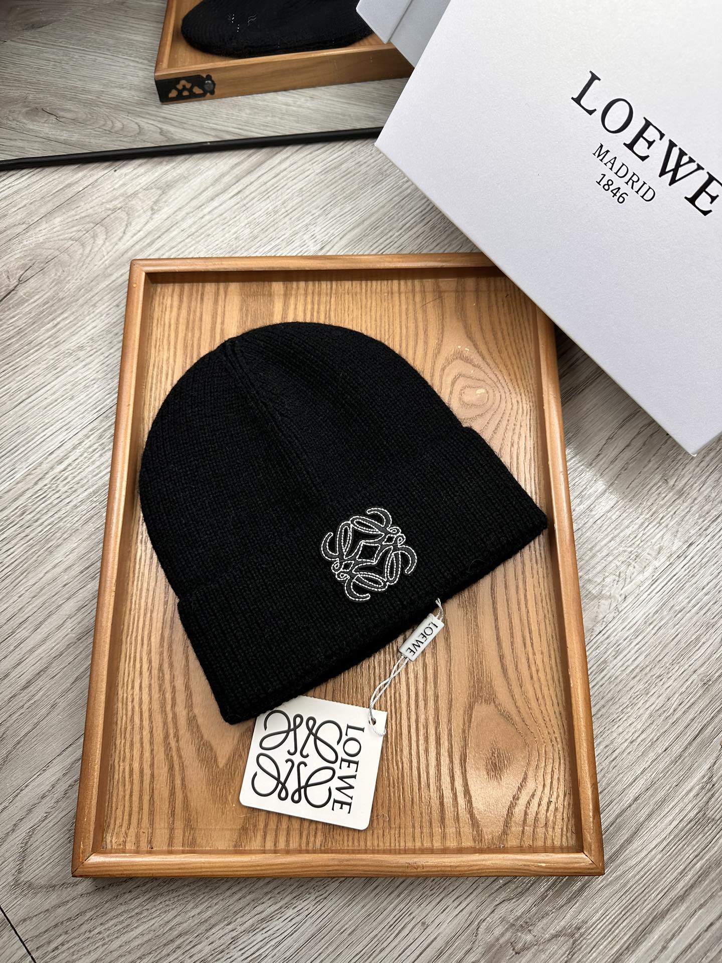 。Loewe。福利！！新款上架，特别实惠的一个系列帽子，面料：细毛线。密度紧致！毛线针织面料手感舒适透气