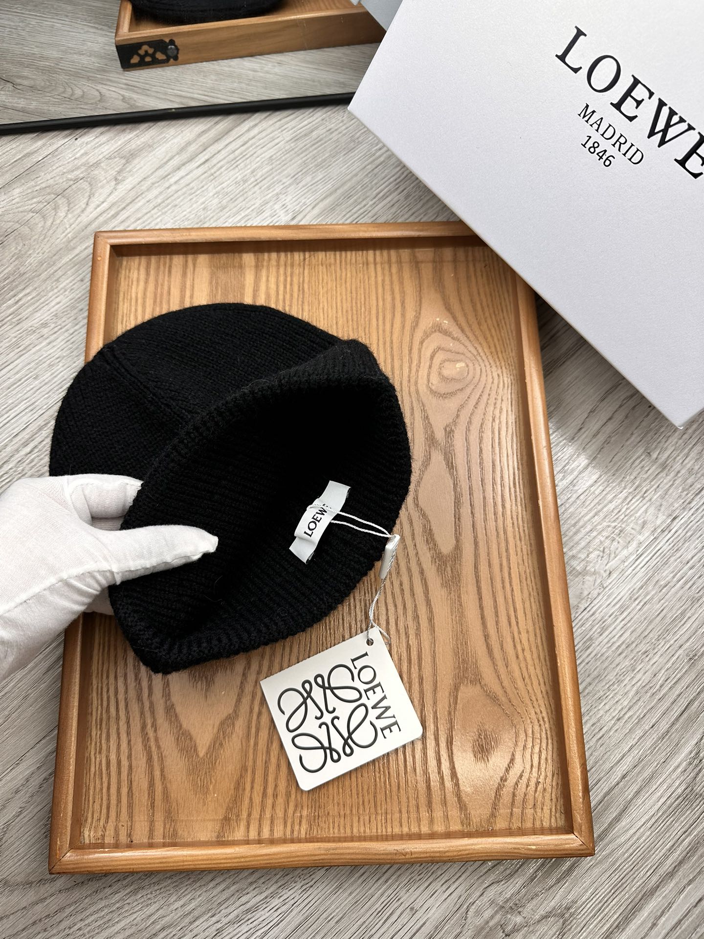 。Loewe。福利！！新款上架，特别实惠的一个系列帽子，面料：细毛线。密度紧致！毛线针织面料手感舒适透气
