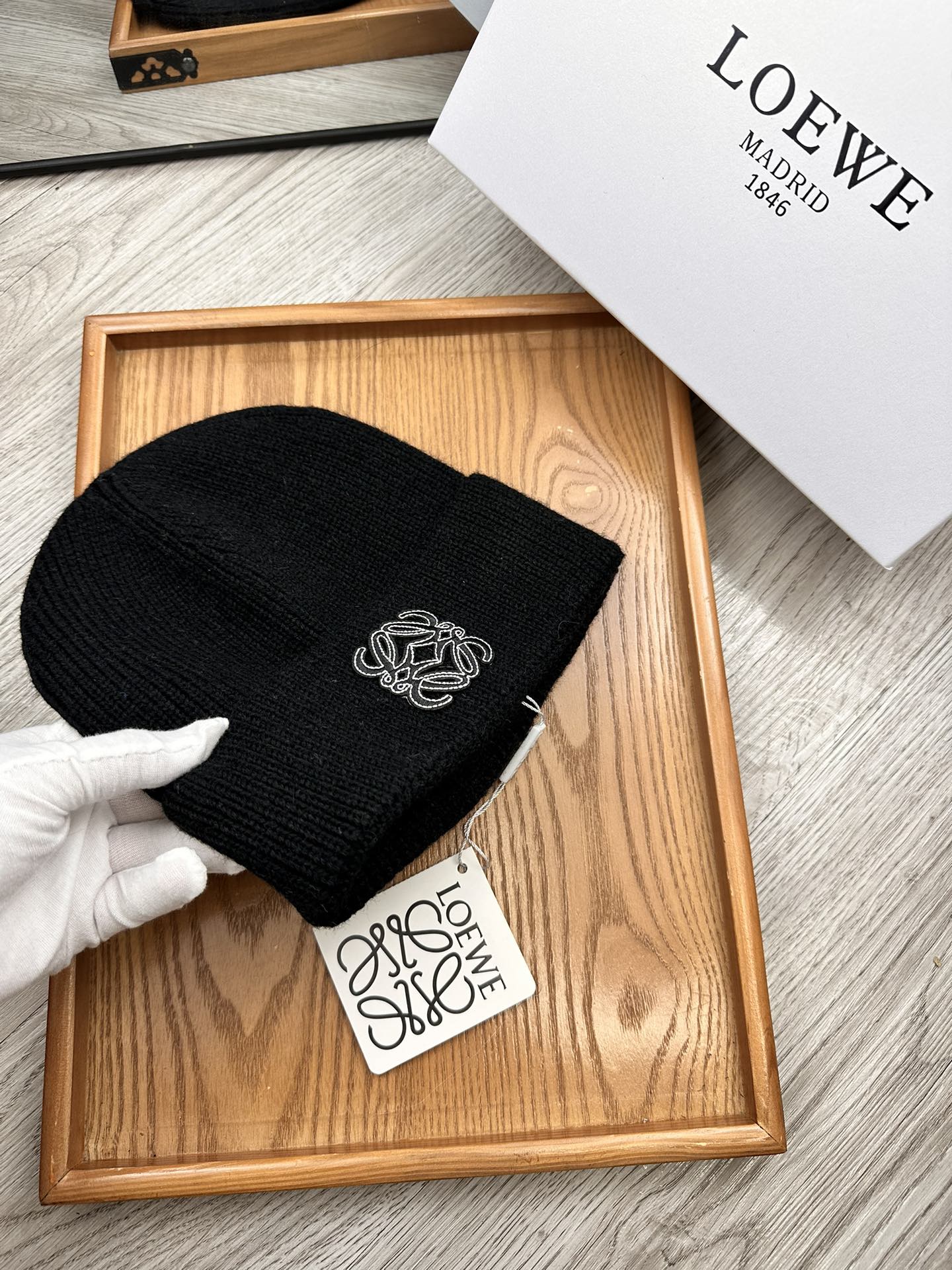 。Loewe。福利！！新款上架，特别实惠的一个系列帽子，面料：细毛线。密度紧致！毛线针织面料手感舒适透气