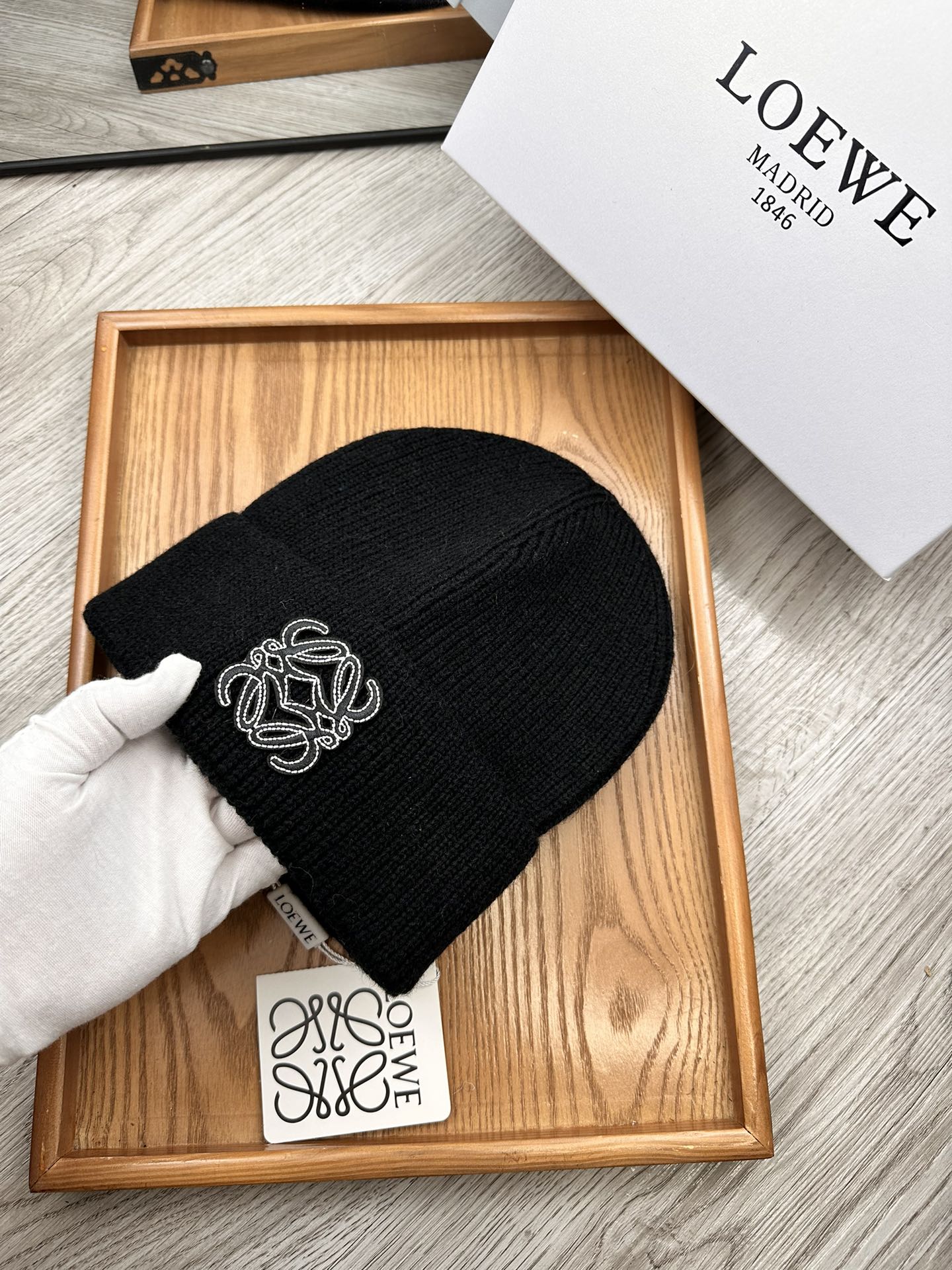 。Loewe。福利！！新款上架，特别实惠的一个系列帽子，面料：细毛线。密度紧致！毛线针织面料手感舒适透气