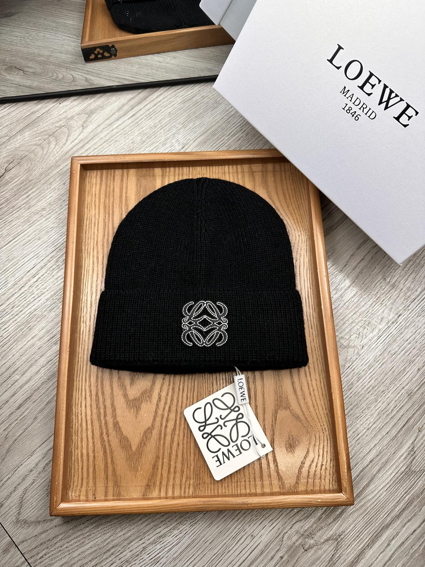 。Loewe。福利！！新款上架，特别实惠的一个系列帽子，面料：细毛线。密度紧致！毛线针织面料手感舒适透气