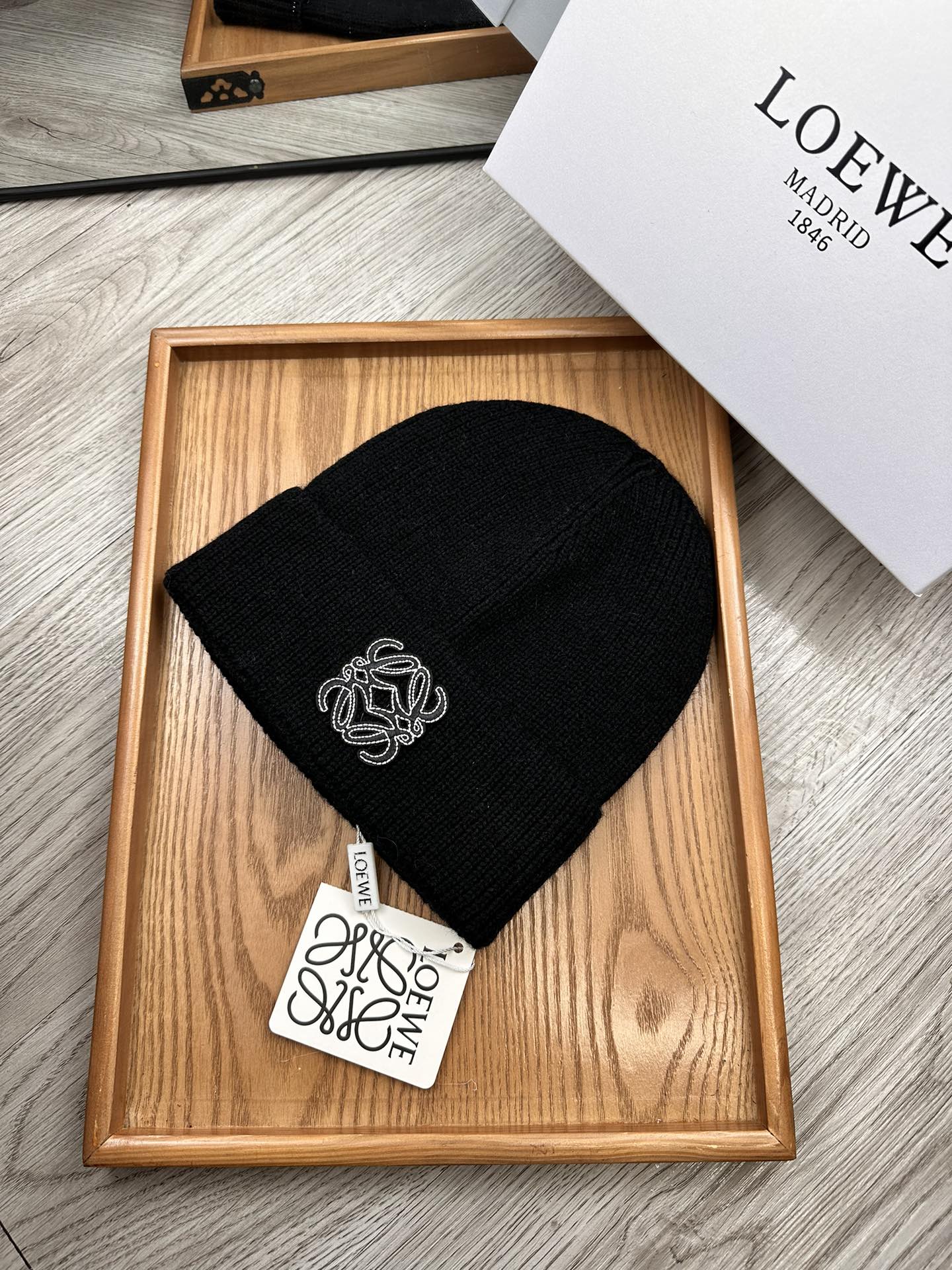 。Loewe。福利！！新款上架，特别实惠的一个系列帽子，面料：细毛线。密度紧致！毛线针织面料手感舒适透气