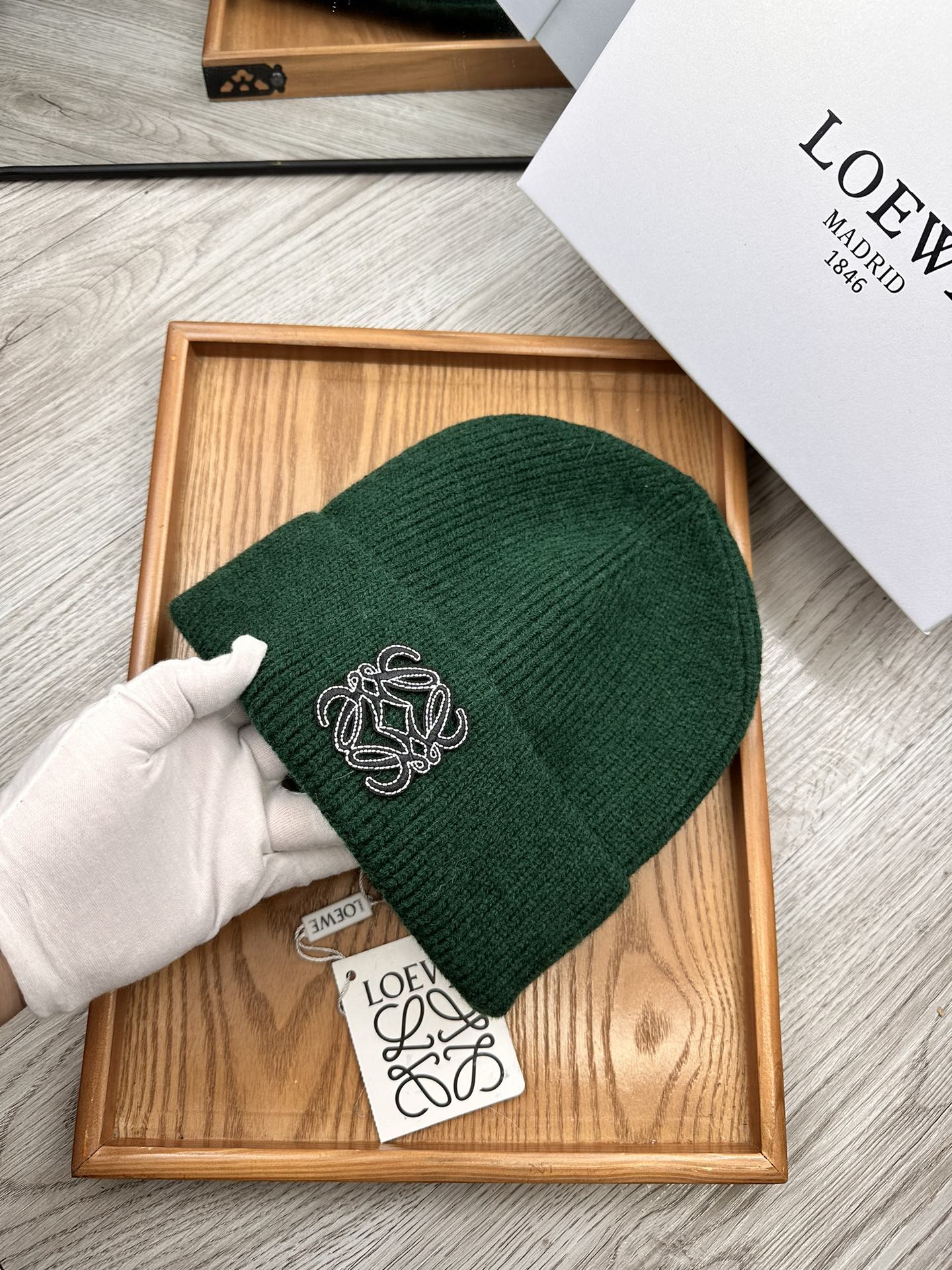 。Loewe。福利！！新款上架，特别实惠的一个系列帽子，面料：细毛线。密度紧致！毛线针织面料手感舒适透气