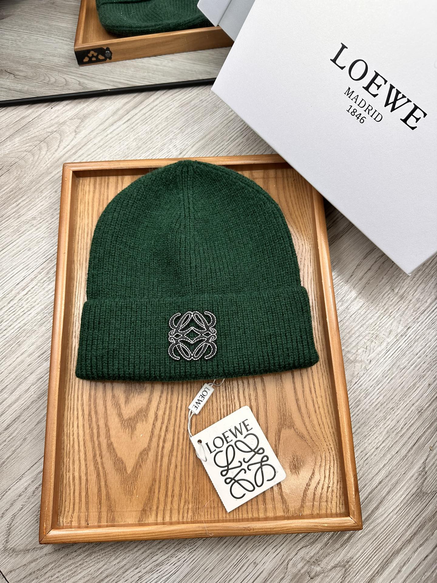 。Loewe。福利！！新款上架，特别实惠的一个系列帽子，面料：细毛线。密度紧致！毛线针织面料手感舒适透气