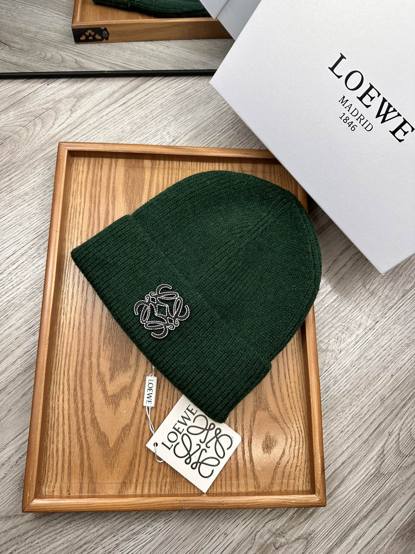 。Loewe。福利！！新款上架，特别实惠的一个系列帽子，面料：细毛线。密度紧致！毛线针织面料手感舒适透气