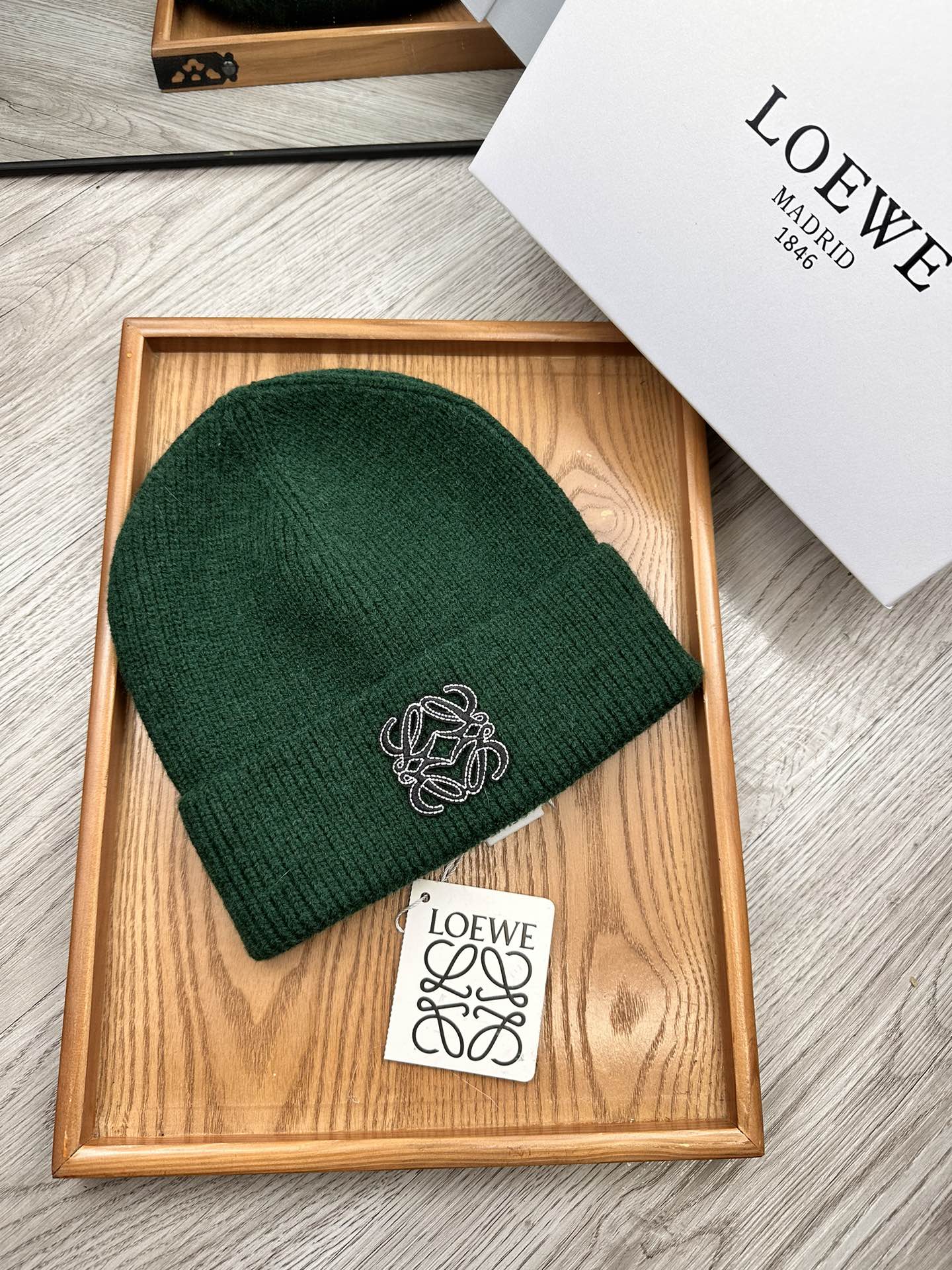 。Loewe。福利！！新款上架，特别实惠的一个系列帽子，面料：细毛线。密度紧致！毛线针织面料手感舒适透气