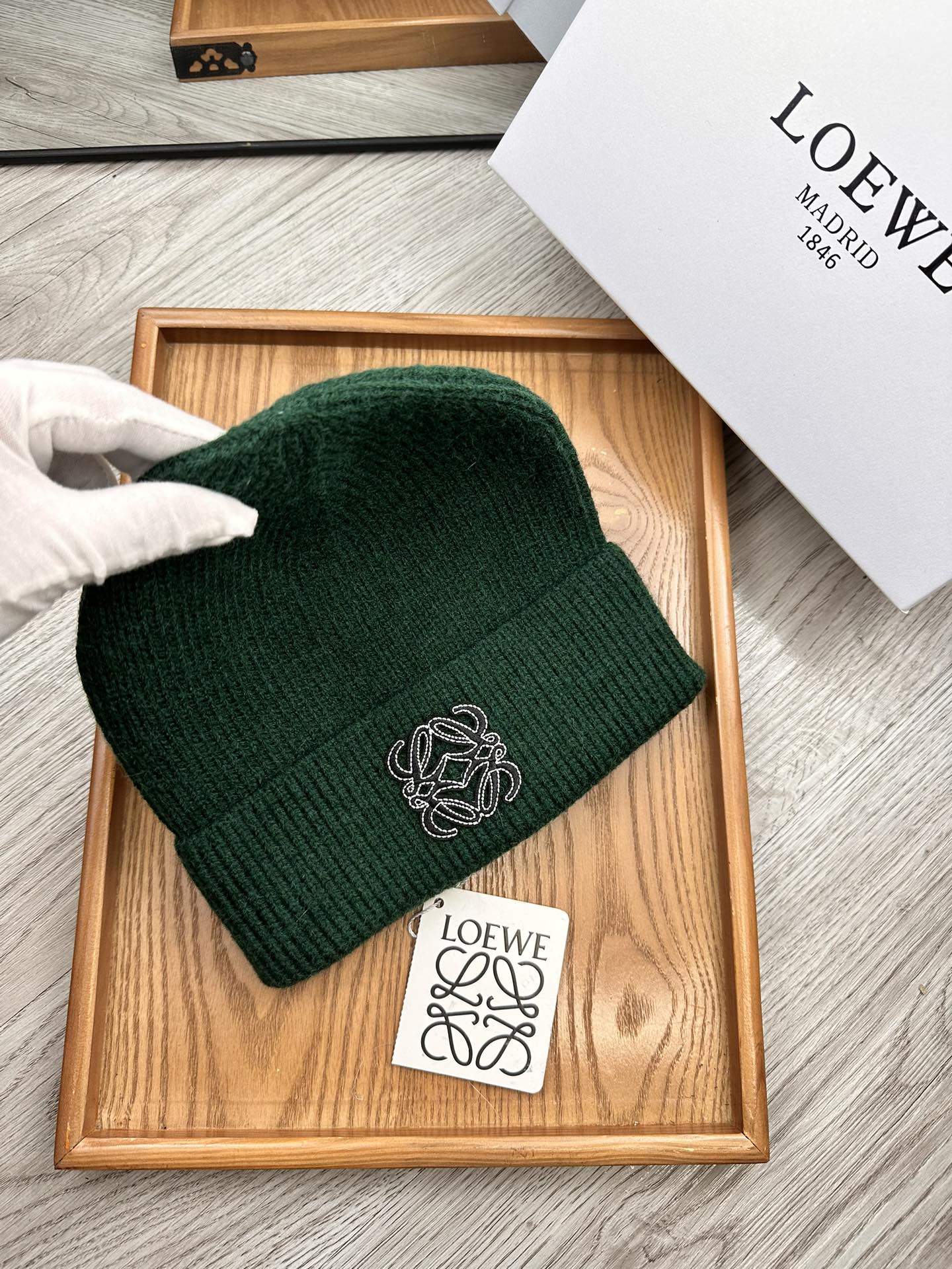 。Loewe。福利！！新款上架，特别实惠的一个系列帽子，面料：细毛线。密度紧致！毛线针织面料手感舒适透气