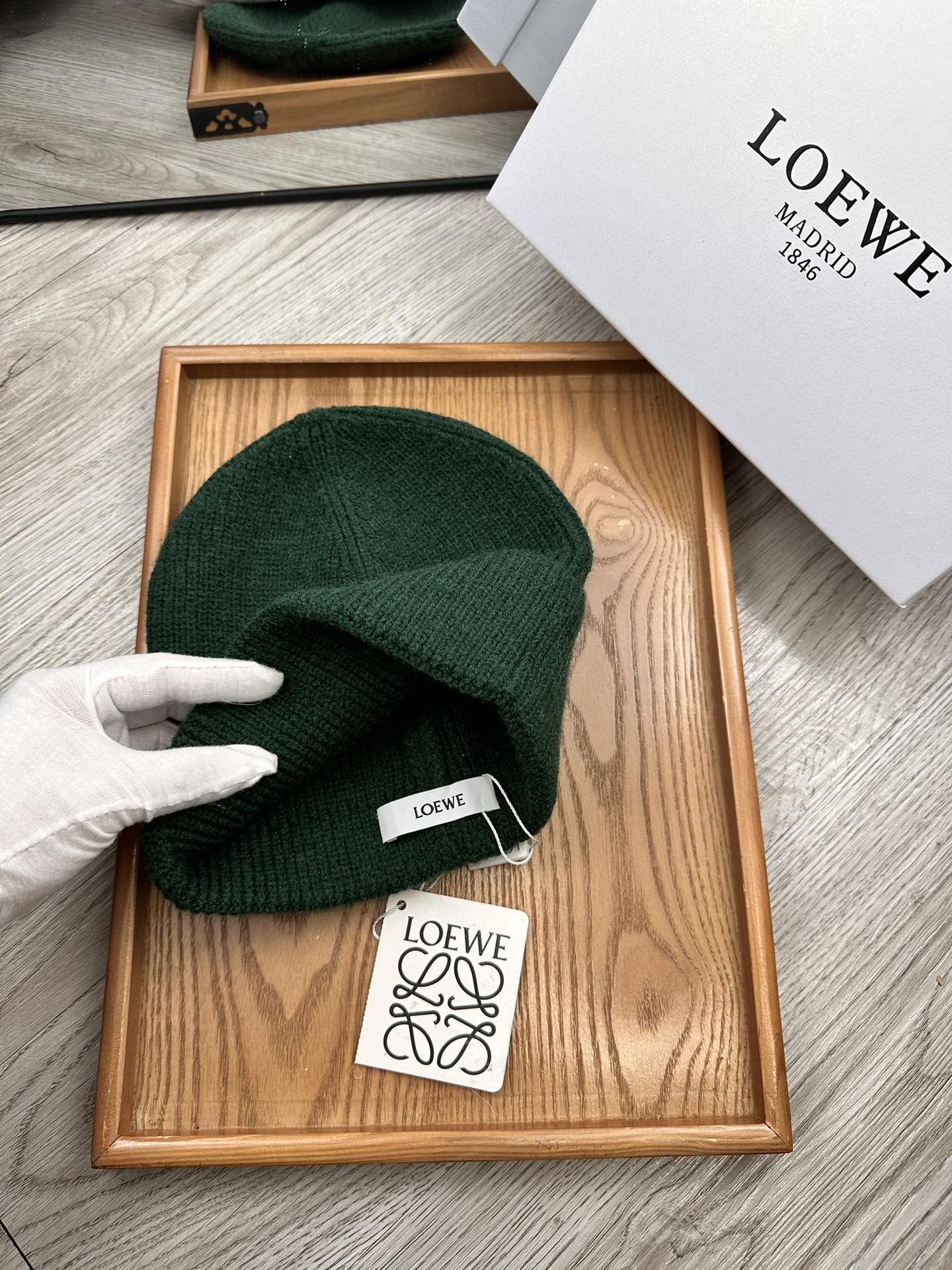 。Loewe。福利！！新款上架，特别实惠的一个系列帽子，面料：细毛线。密度紧致！毛线针织面料手感舒适透气