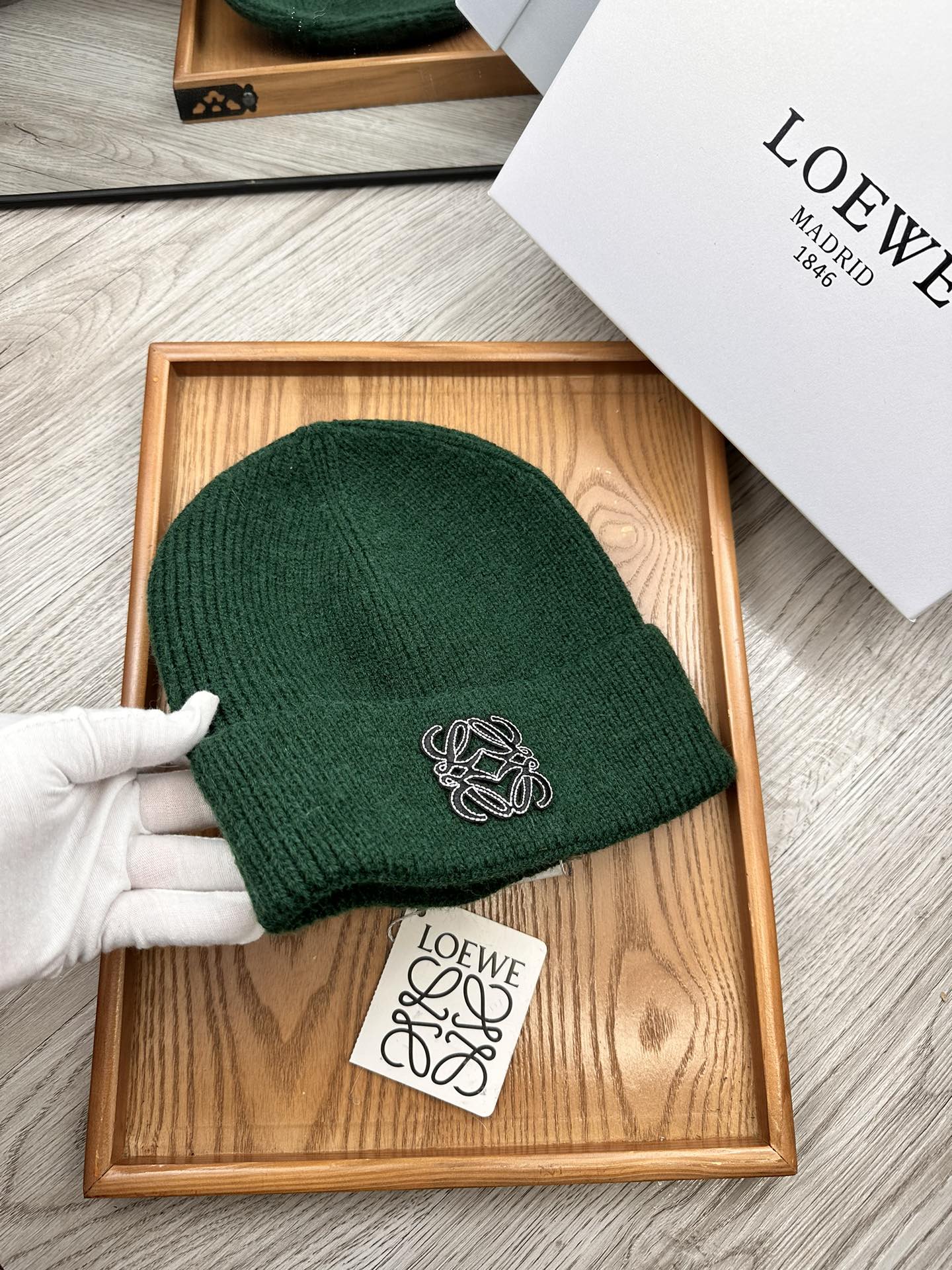 。Loewe。福利！！新款上架，特别实惠的一个系列帽子，面料：细毛线。密度紧致！毛线针织面料手感舒适透气