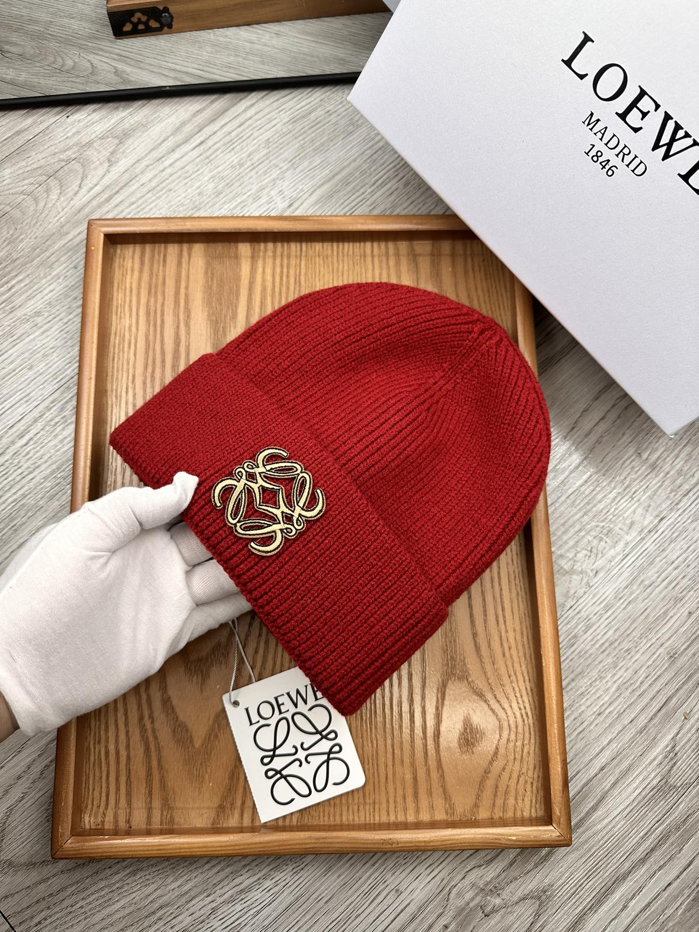 。Loewe。福利！！新款上架，特别实惠的一个系列帽子，面料：细毛线。密度紧致！毛线针织面料手感舒适透气
