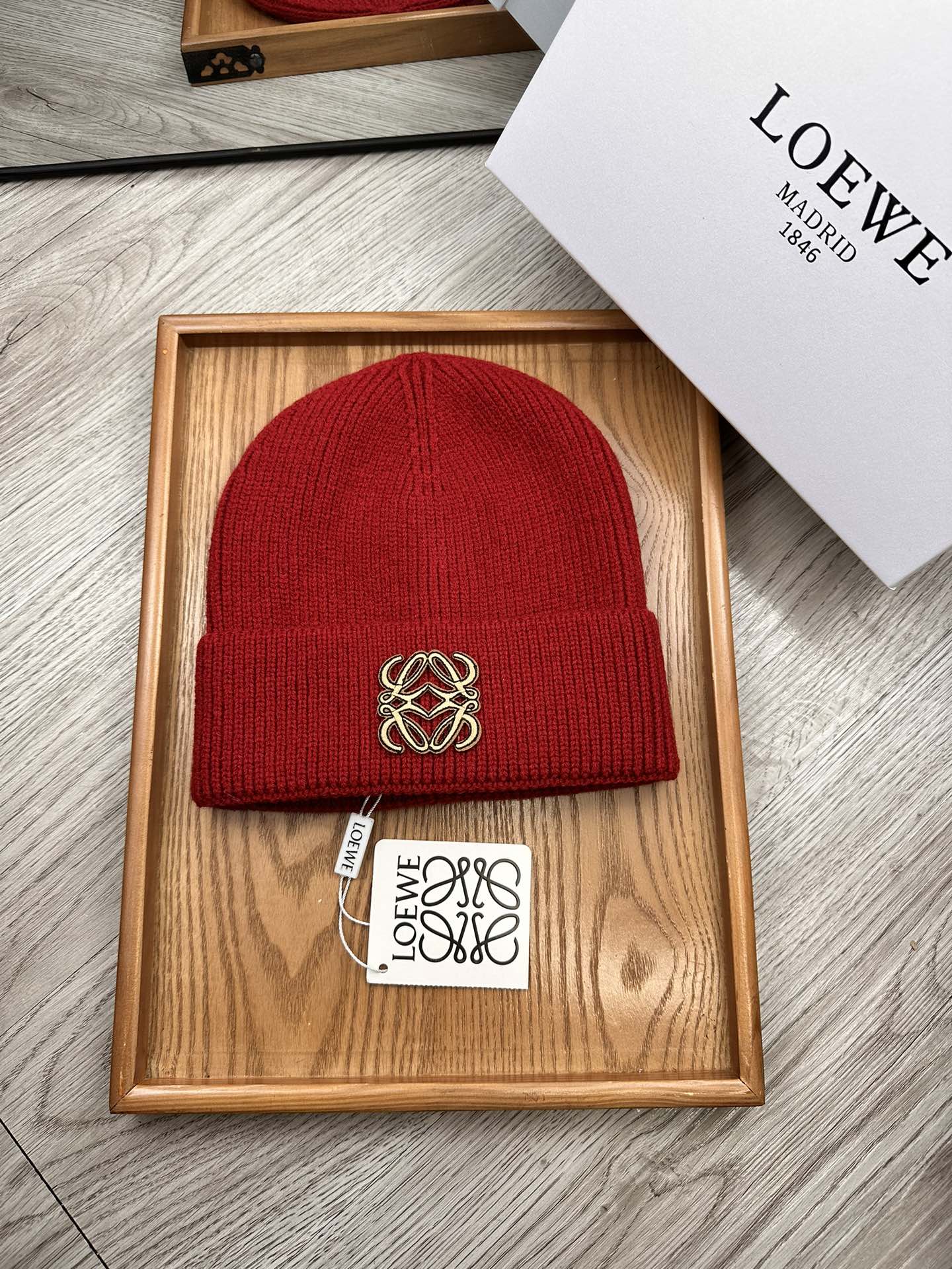 。Loewe。福利！！新款上架，特别实惠的一个系列帽子，面料：细毛线。密度紧致！毛线针织面料手感舒适透气