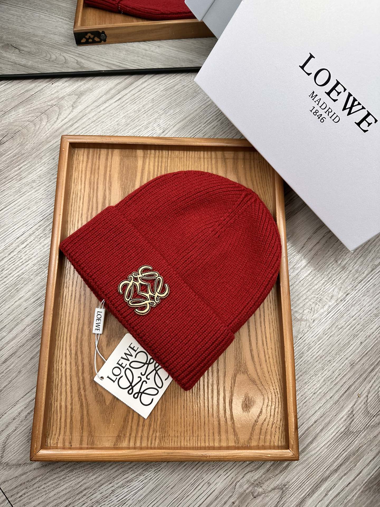 。Loewe。福利！！新款上架，特别实惠的一个系列帽子，面料：细毛线。密度紧致！毛线针织面料手感舒适透气