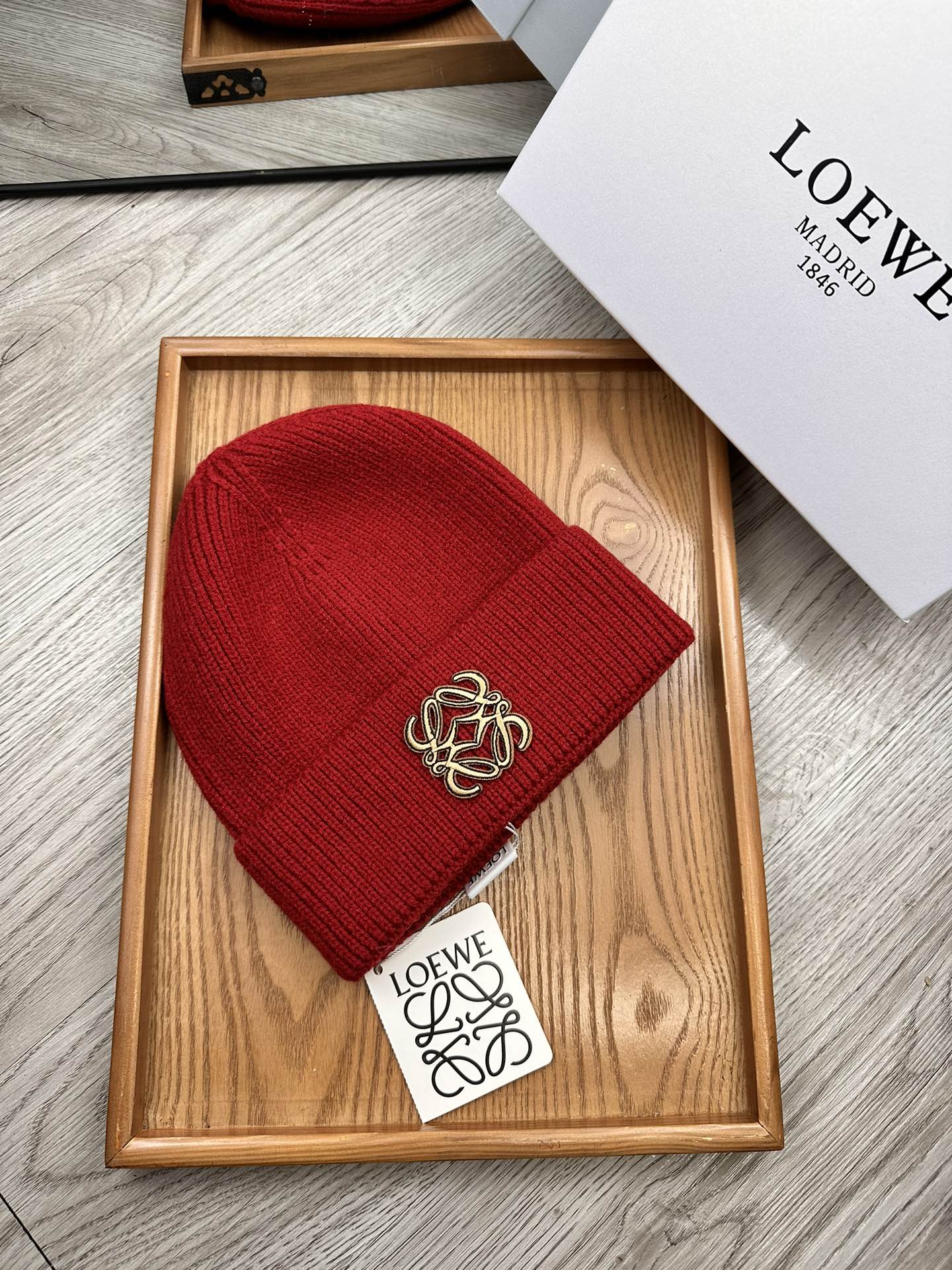。Loewe。福利！！新款上架，特别实惠的一个系列帽子，面料：细毛线。密度紧致！毛线针织面料手感舒适透气