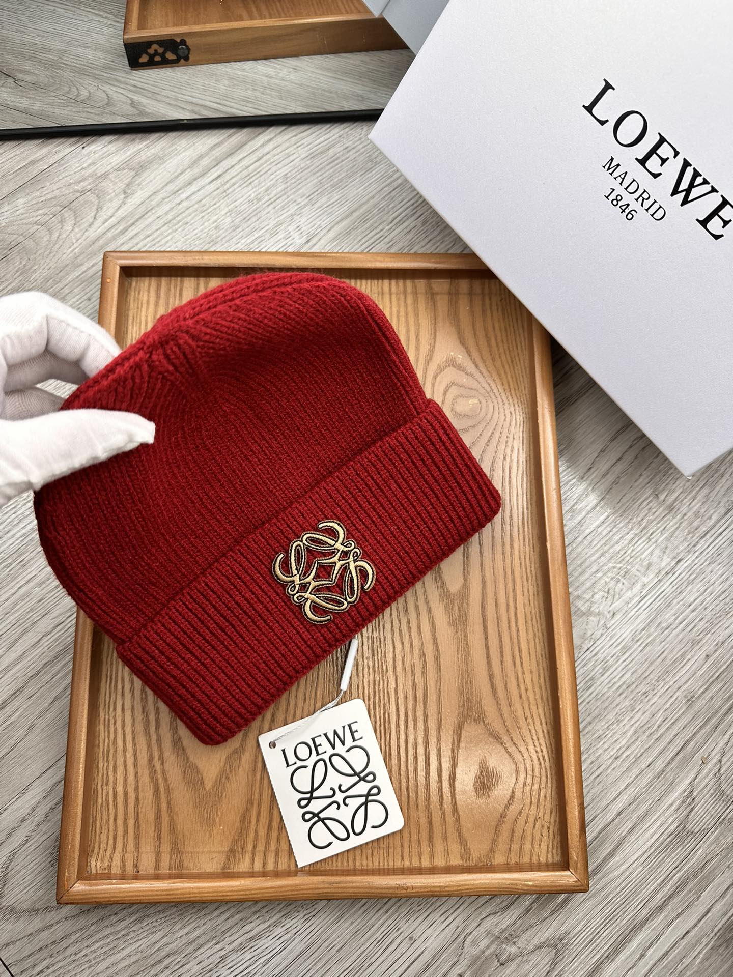 。Loewe。福利！！新款上架，特别实惠的一个系列帽子，面料：细毛线。密度紧致！毛线针织面料手感舒适透气