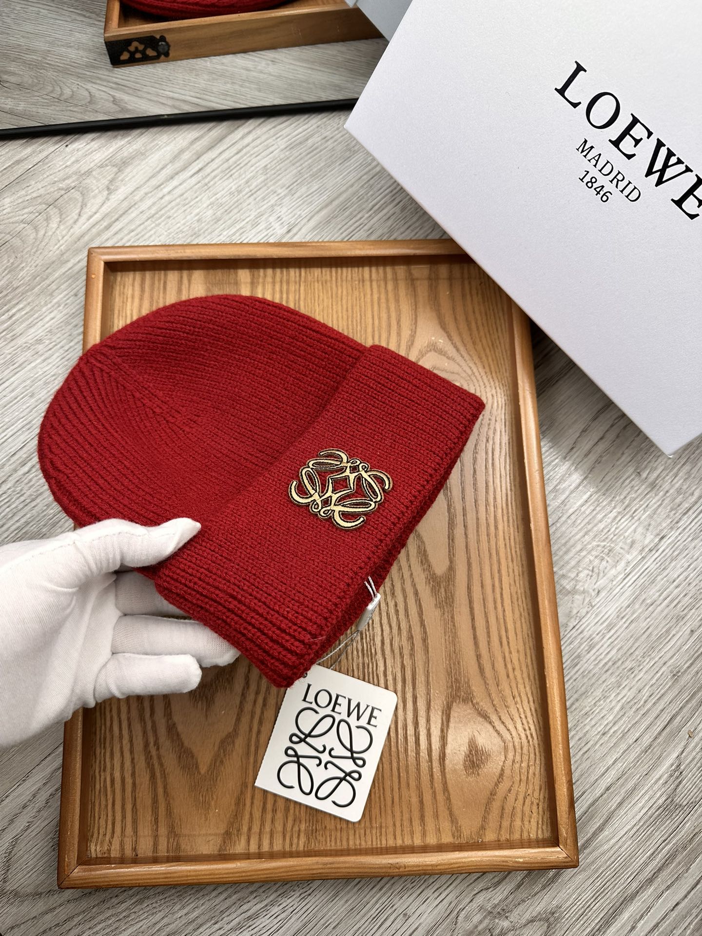 。Loewe。福利！！新款上架，特别实惠的一个系列帽子，面料：细毛线。密度紧致！毛线针织面料手感舒适透气