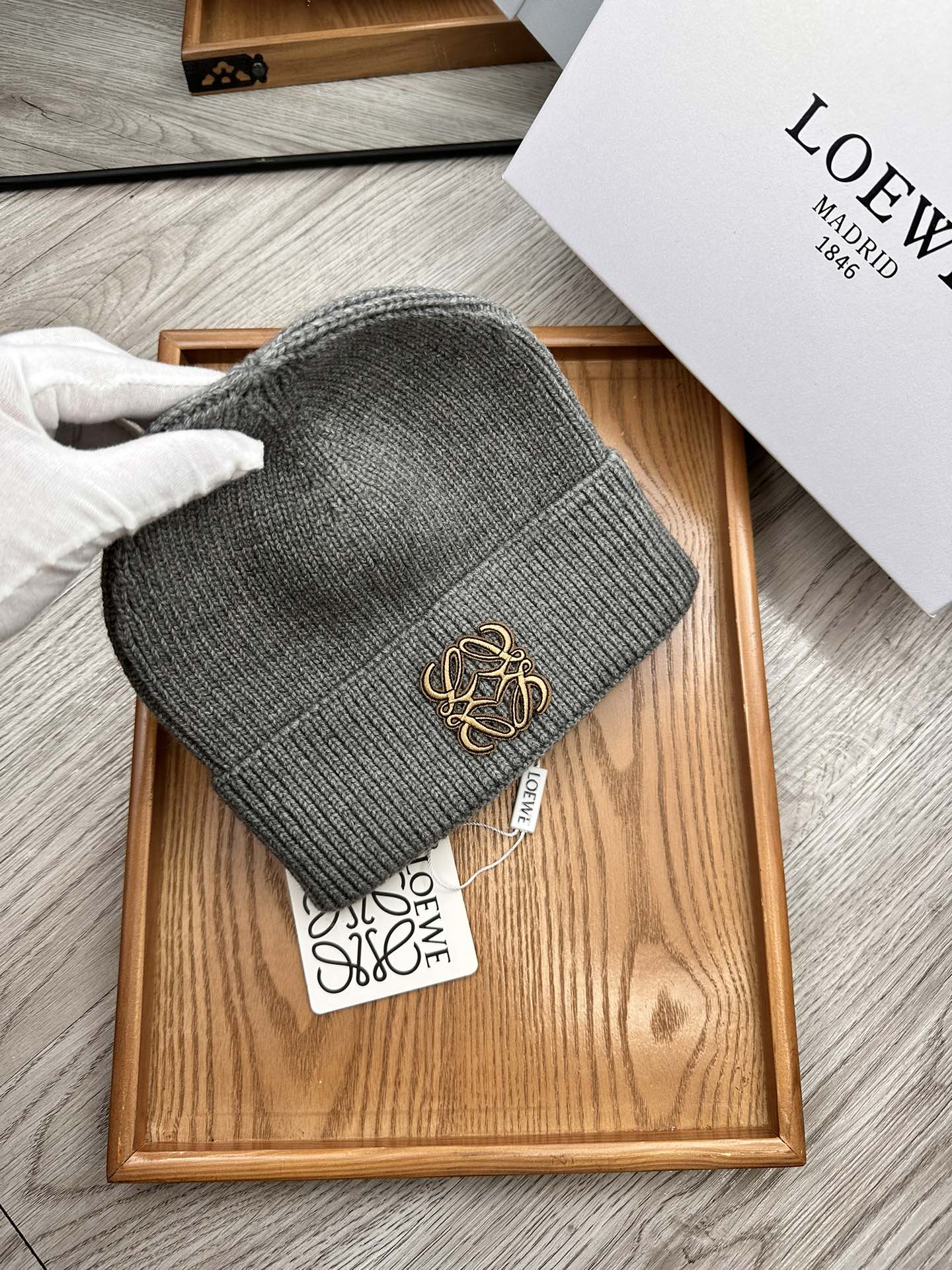 。Loewe。福利！！新款上架，特别实惠的一个系列帽子，面料：细毛线。密度紧致！毛线针织面料手感舒适透气