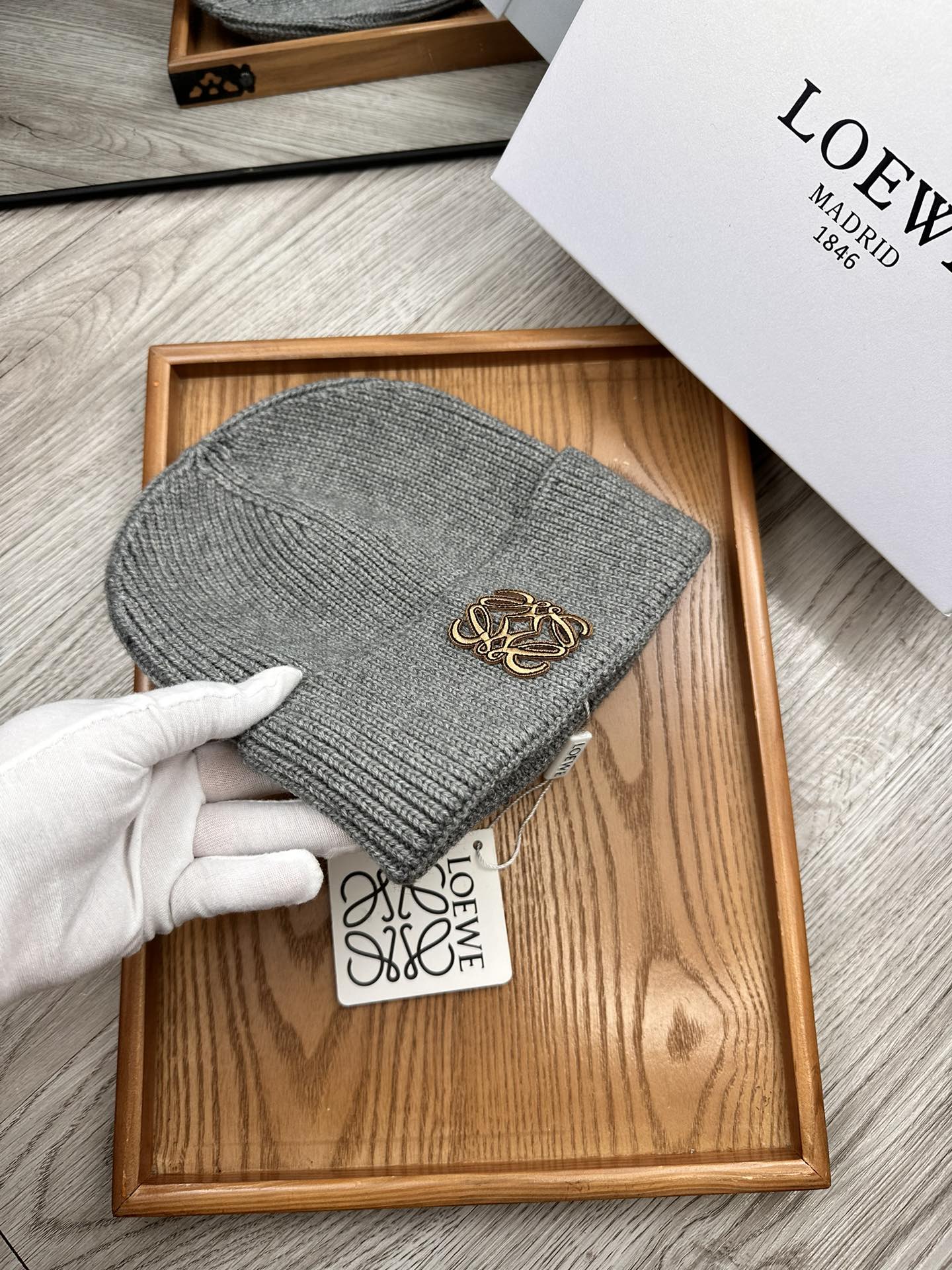 。Loewe。福利！！新款上架，特别实惠的一个系列帽子，面料：细毛线。密度紧致！毛线针织面料手感舒适透气