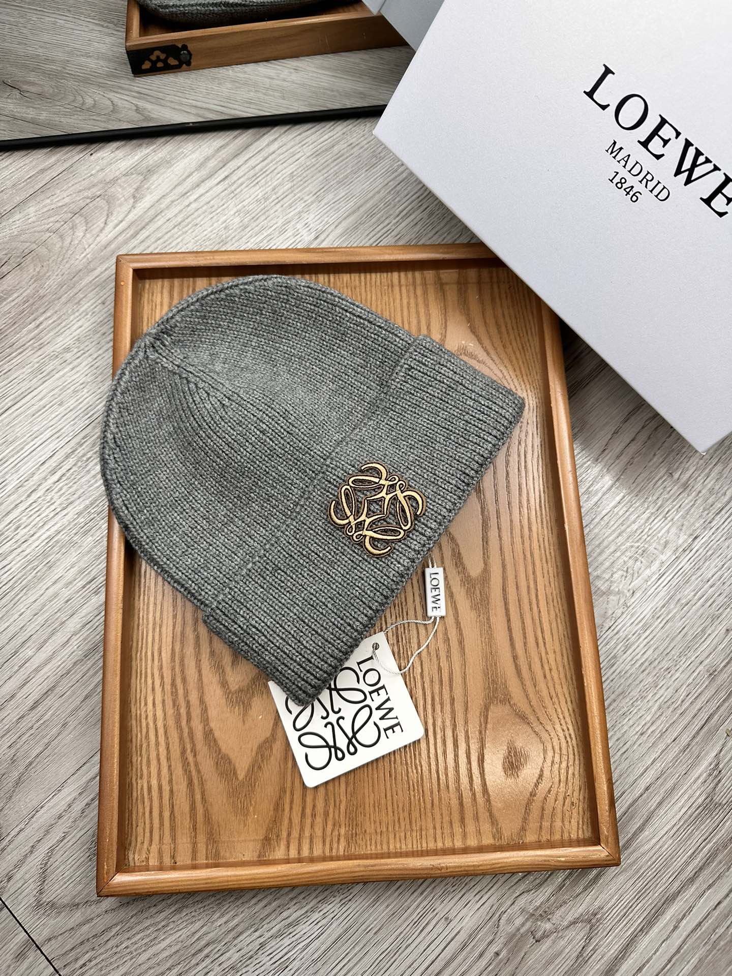 。Loewe。福利！！新款上架，特别实惠的一个系列帽子，面料：细毛线。密度紧致！毛线针织面料手感舒适透气