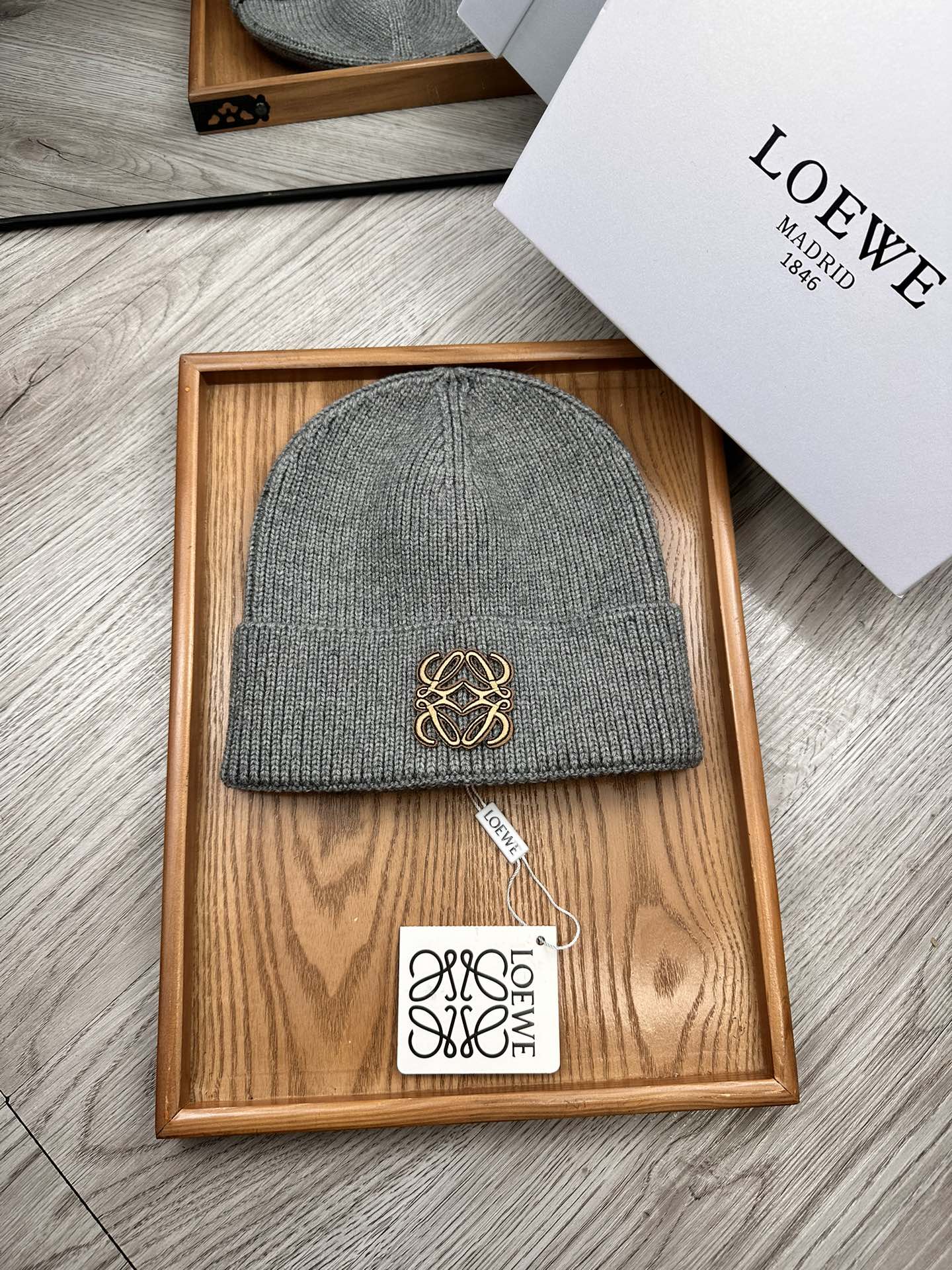 。Loewe。福利！！新款上架，特别实惠的一个系列帽子，面料：细毛线。密度紧致！毛线针织面料手感舒适透气