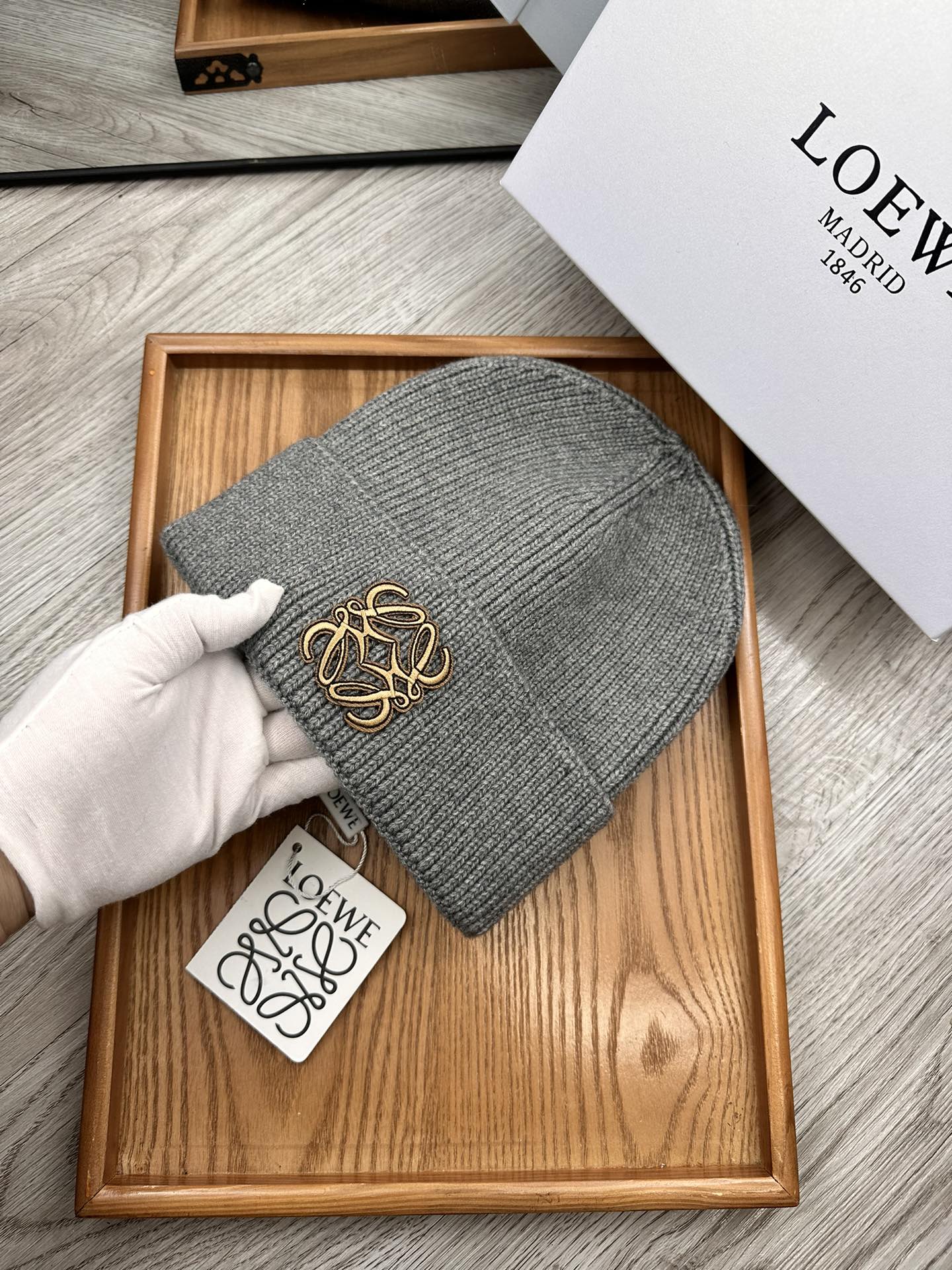 。Loewe。福利！！新款上架，特别实惠的一个系列帽子，面料：细毛线。密度紧致！毛线针织面料手感舒适透气